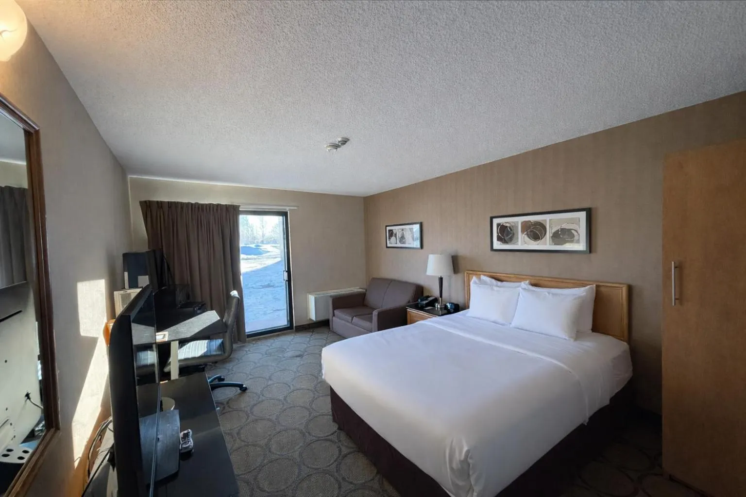 Bedroom, Bed in Comfort Inn Baie-Comeau