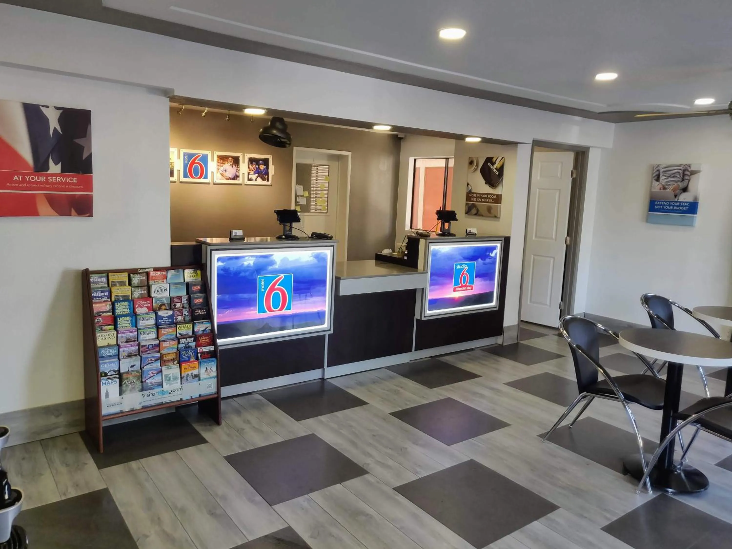 Lobby or reception in Motel 6-Fresno, CA - Yosemite Hwy