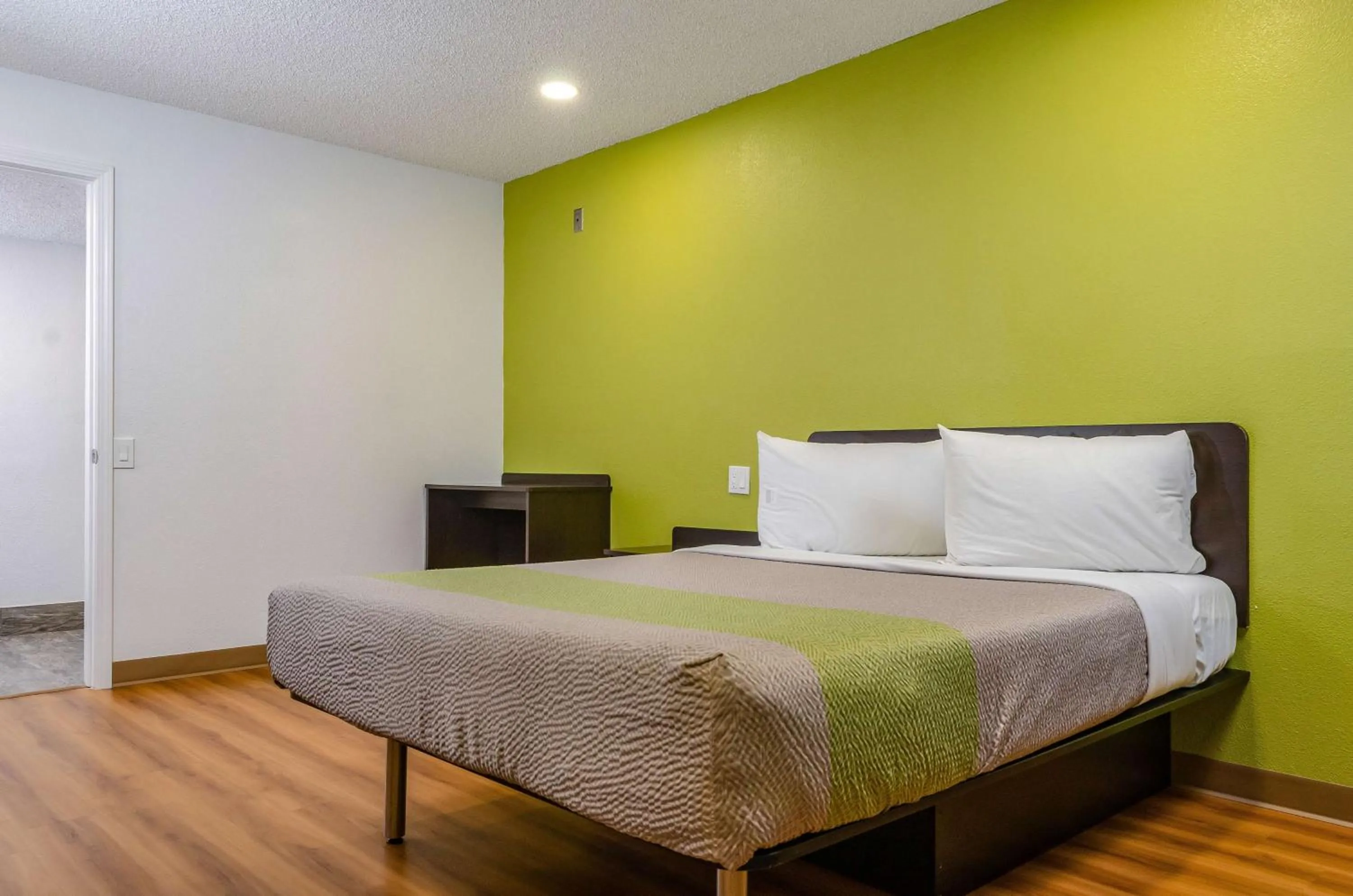 Photo of the whole room, Bed in Motel 6-Fresno, CA - Yosemite Hwy