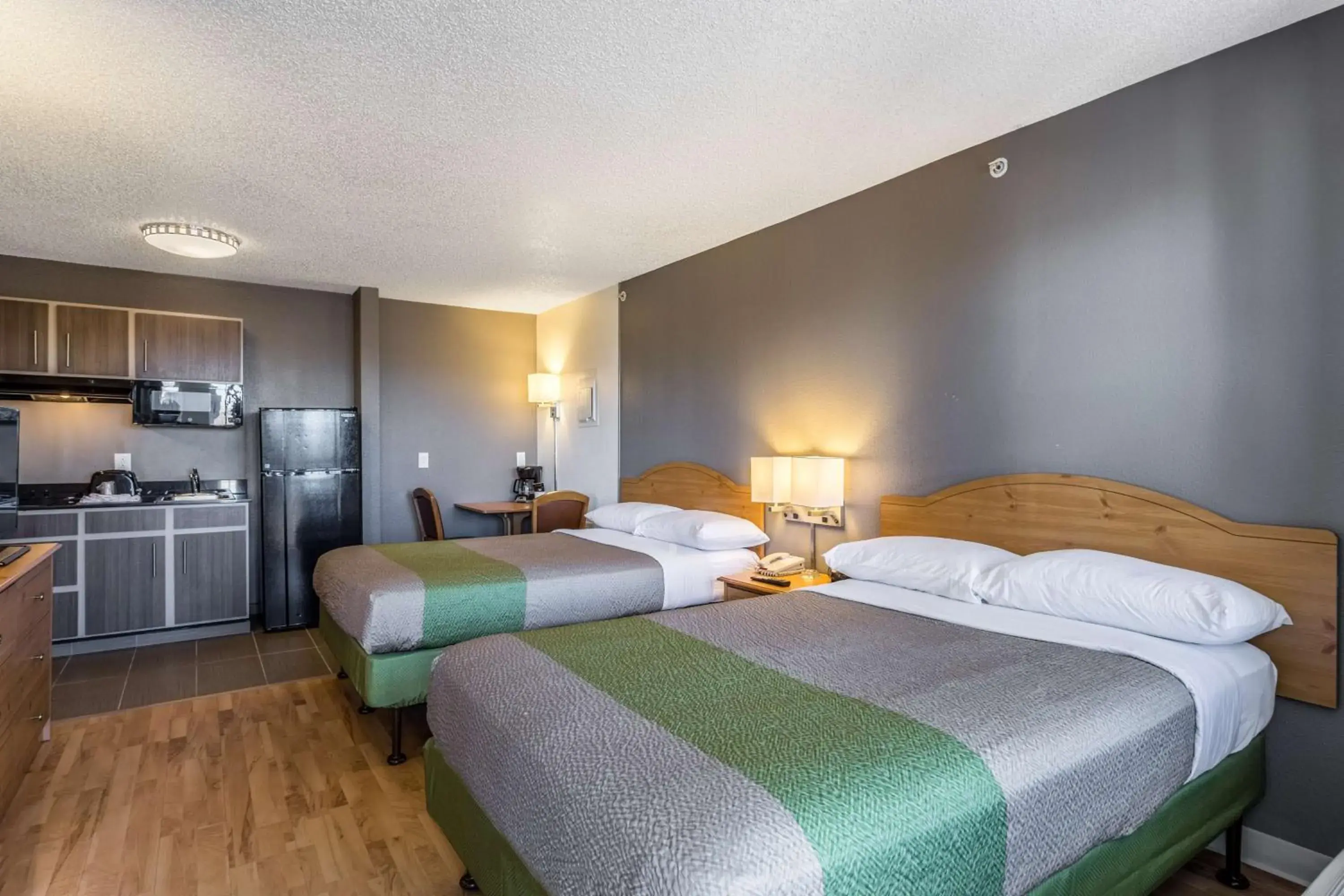 Quadruple Room - single occupancy - Non-Smoking in Studio 6-Albuquerque, NM - North Quadruple Room - single occupancy - Non-Smoking in Studio 6-Albuquerque, NM - North