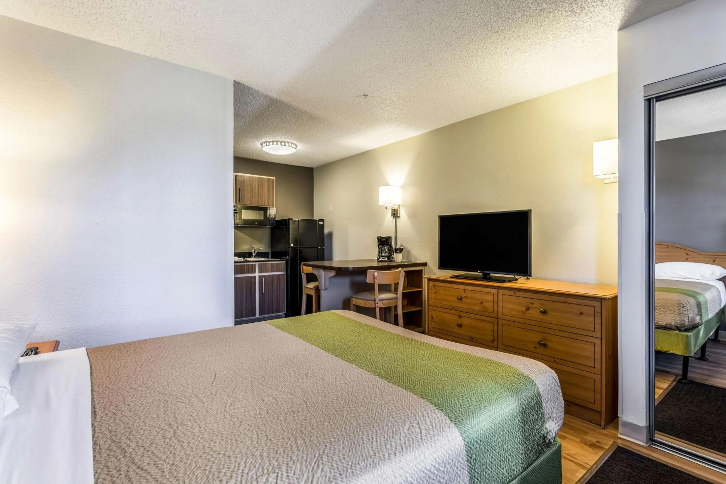 TV and multimedia, Bed in Studio 6-Albuquerque, NM - North