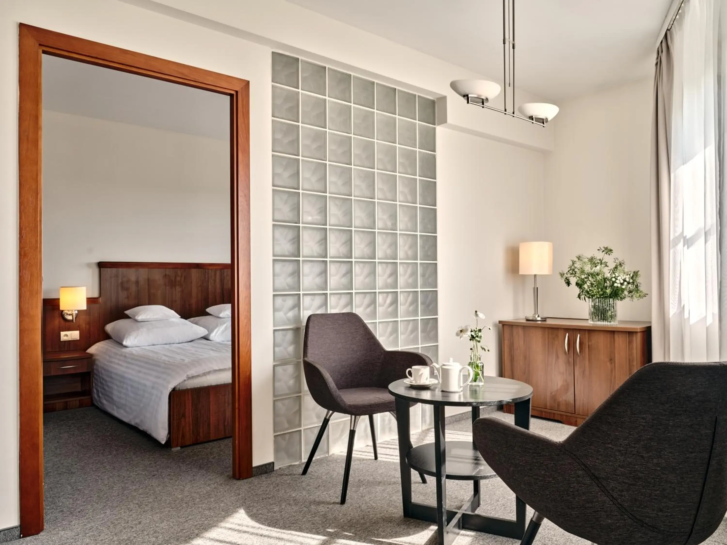 King Room with Lake View and Balcony in Best Western Hotel Edison King Room with Lake View and Balcony in Best Western Hotel Edison