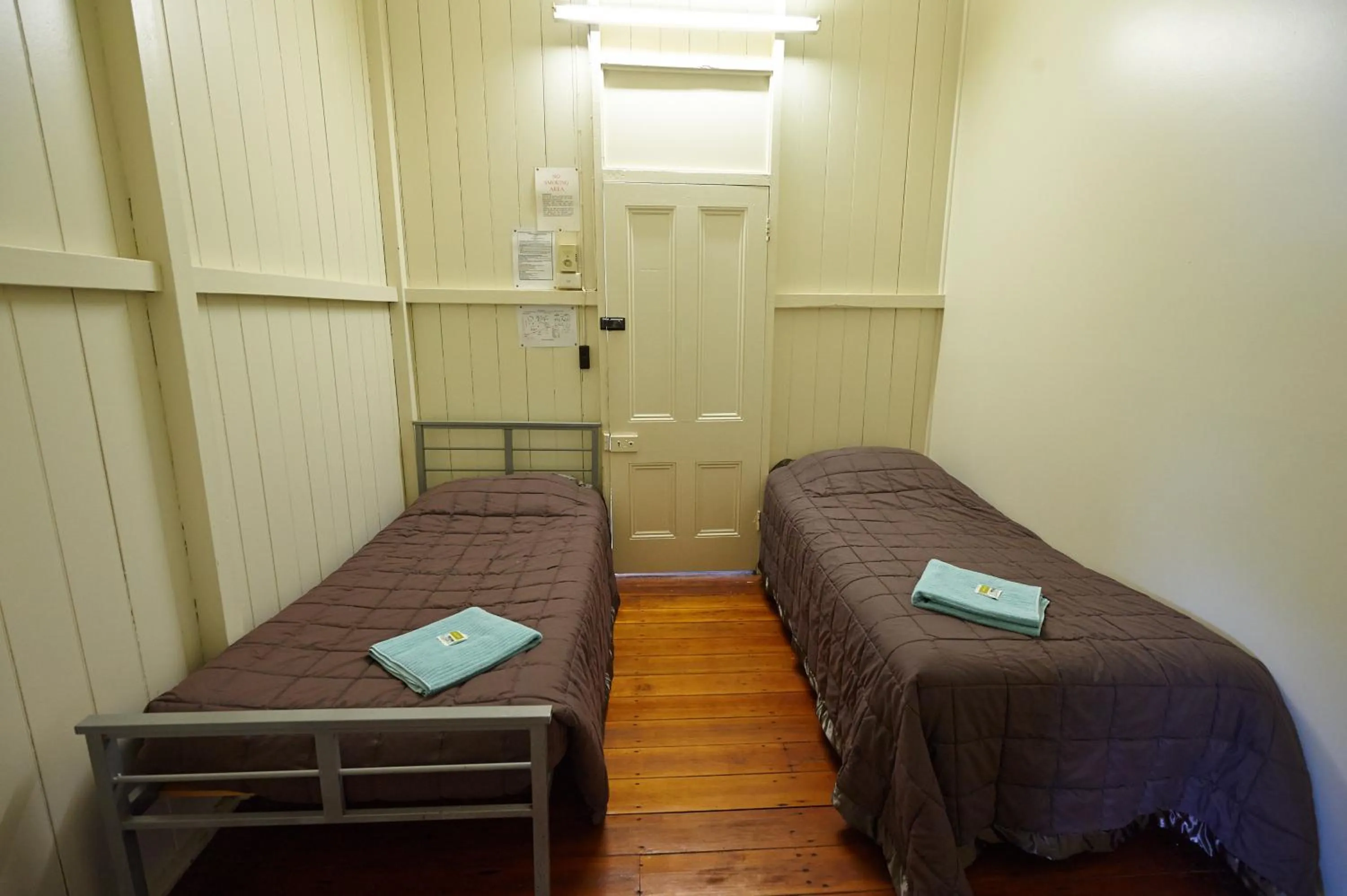 Bedroom, Bed in Commercial Hotel