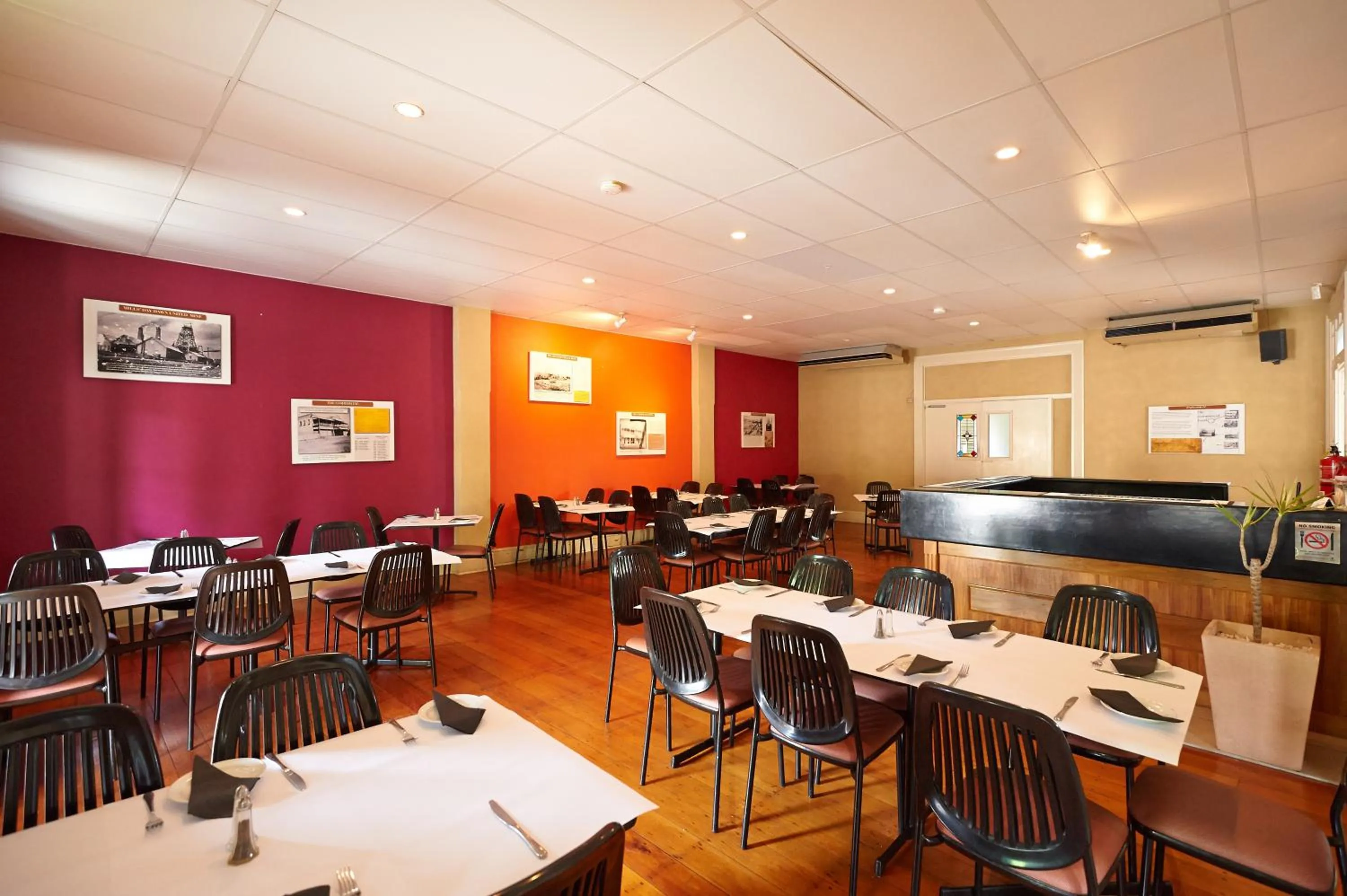 Restaurant/places to eat in Commercial Hotel