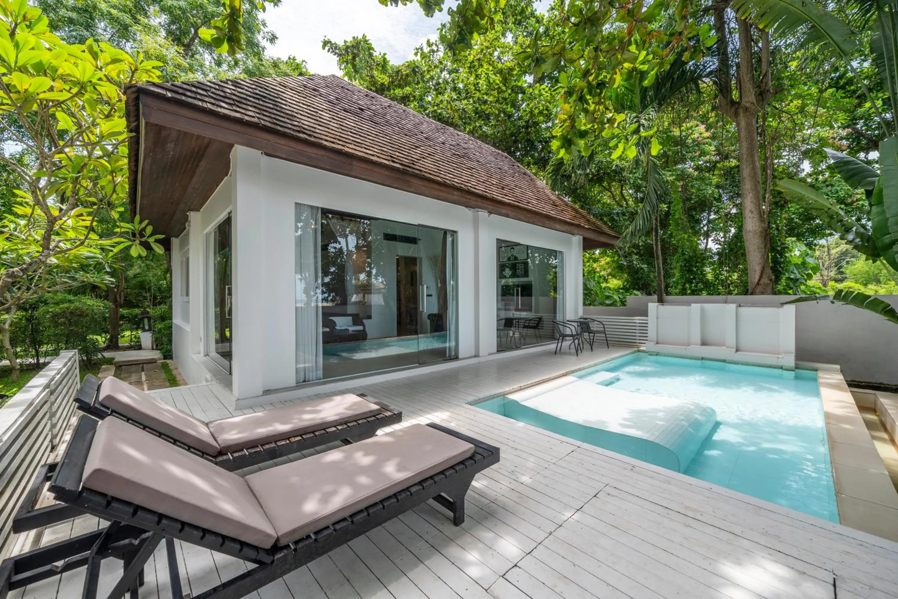 Seating area in Zara Beach Resort Koh Samui