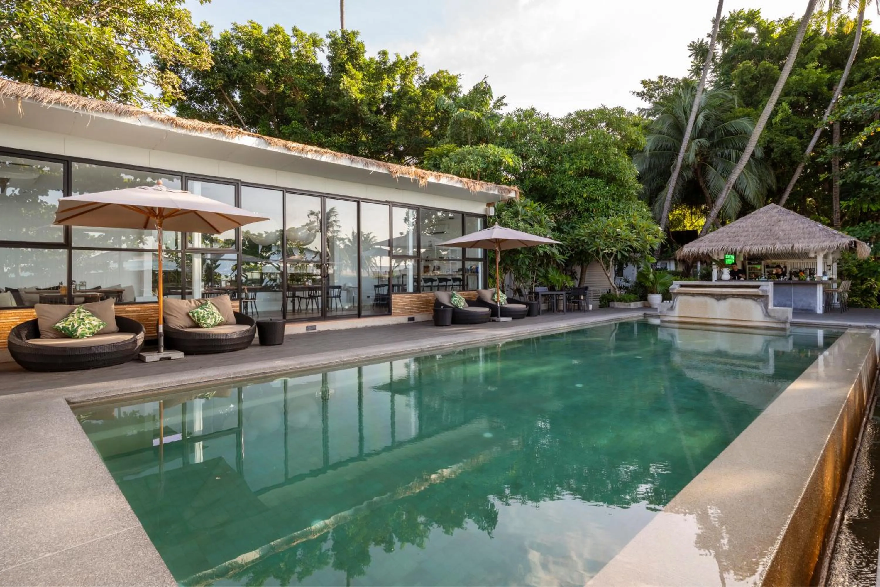 Swimming pool in Zara Beach Resort Koh Samui
