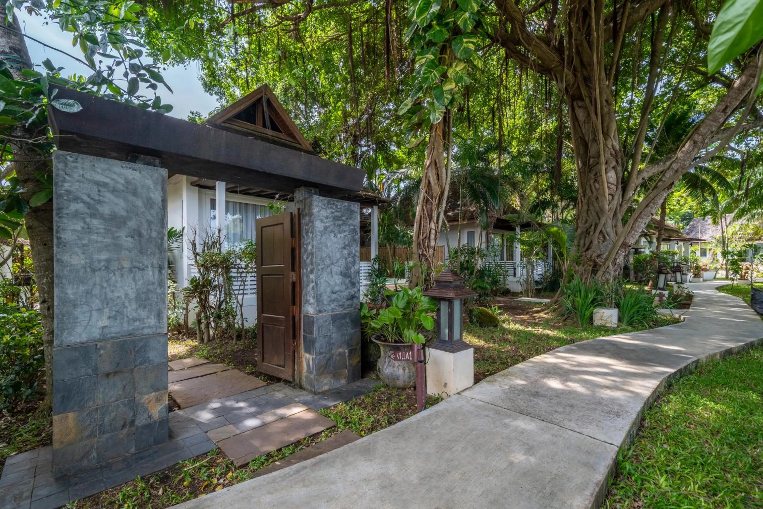 Garden view in Zara Beach Resort Koh Samui