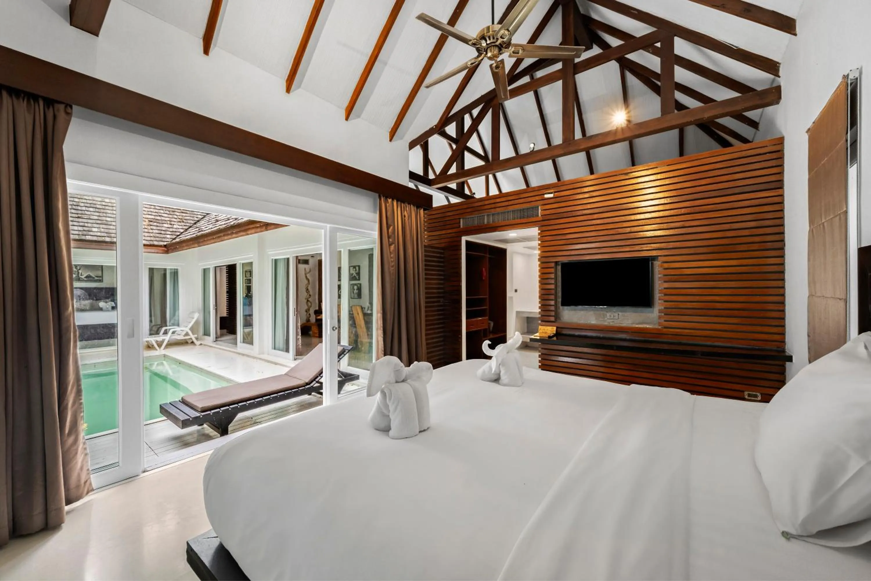Bed in Zara Beach Resort Koh Samui