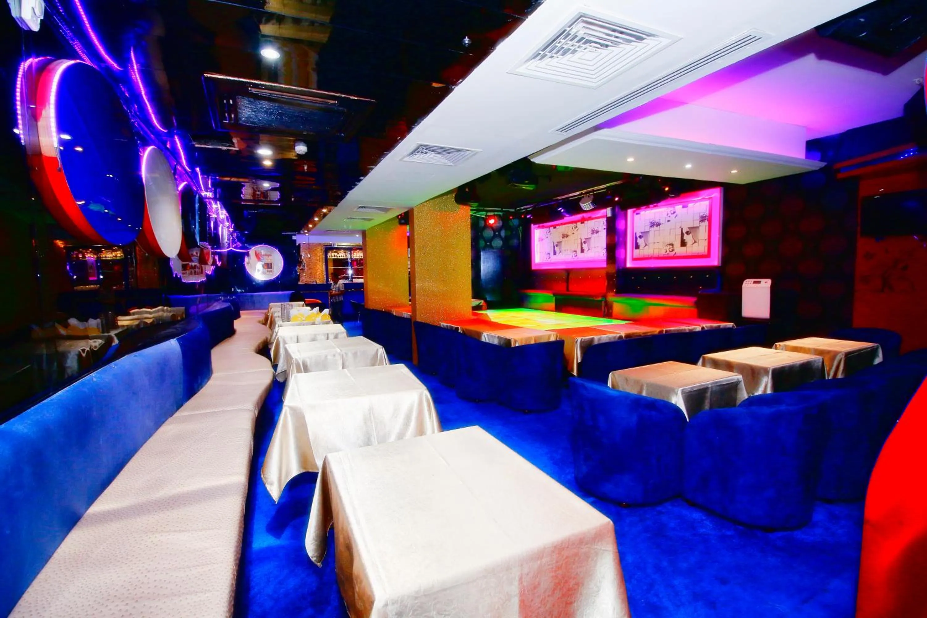 Restaurant/places to eat in Royal Falcon Hotel