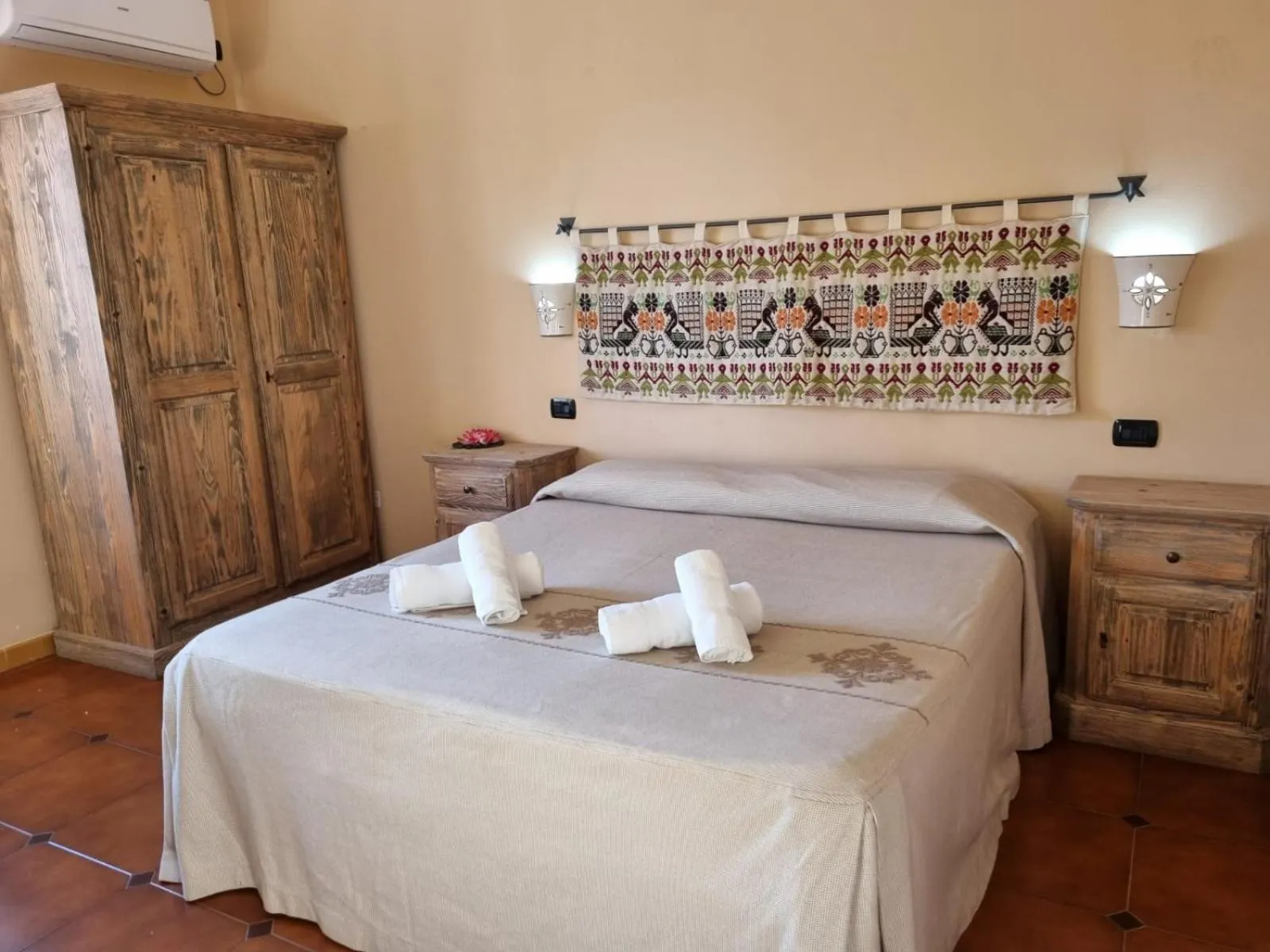 Photo of the whole room, Bed in Hotel Plammas