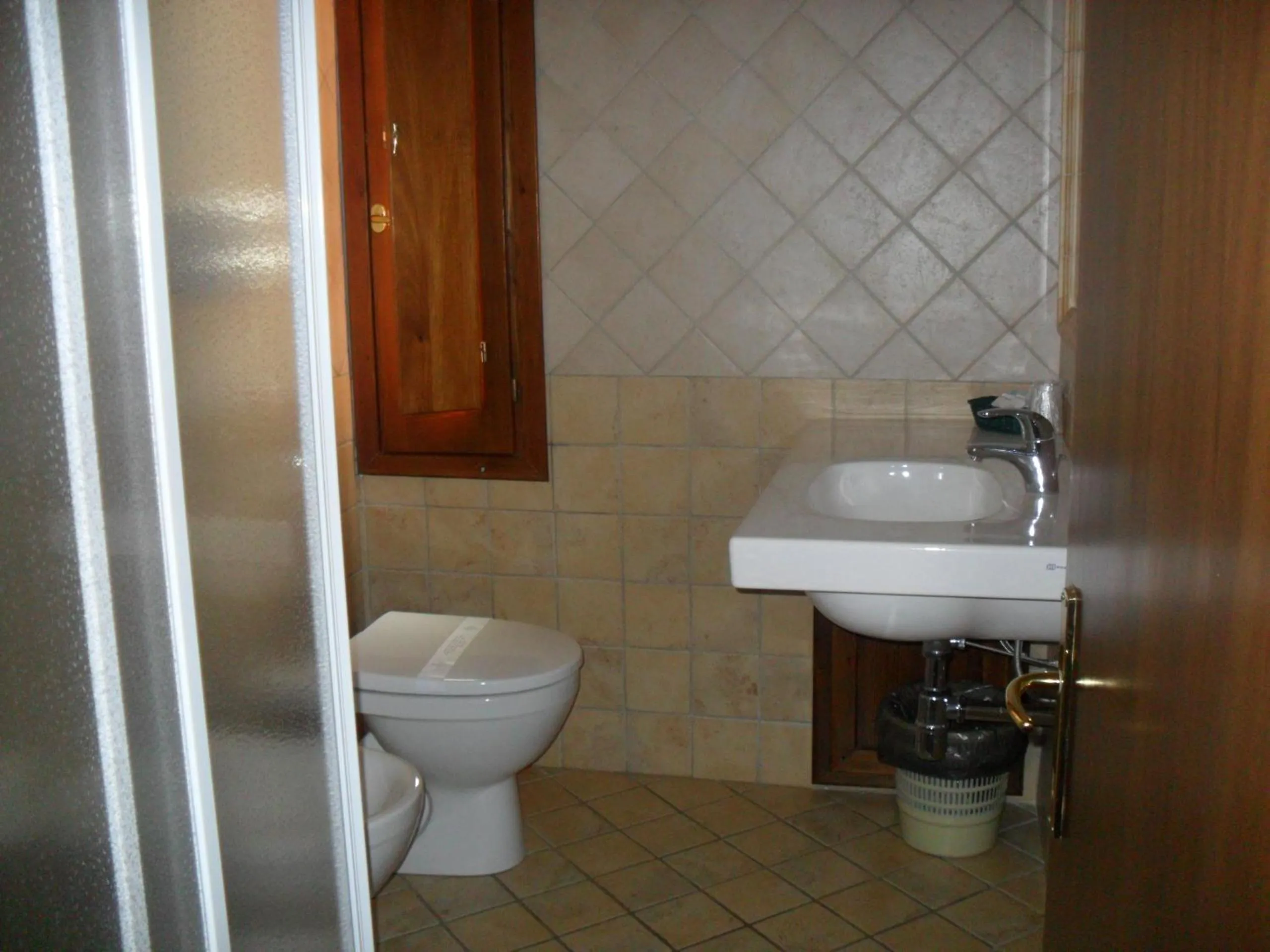 Toilet in Hotel Plammas