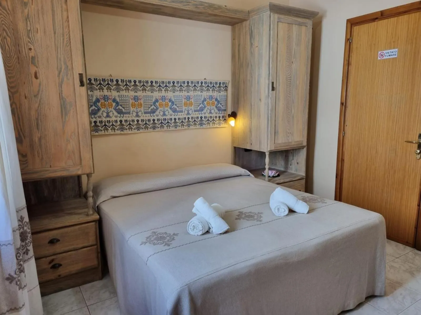 wardrobe, Bed in Hotel Plammas