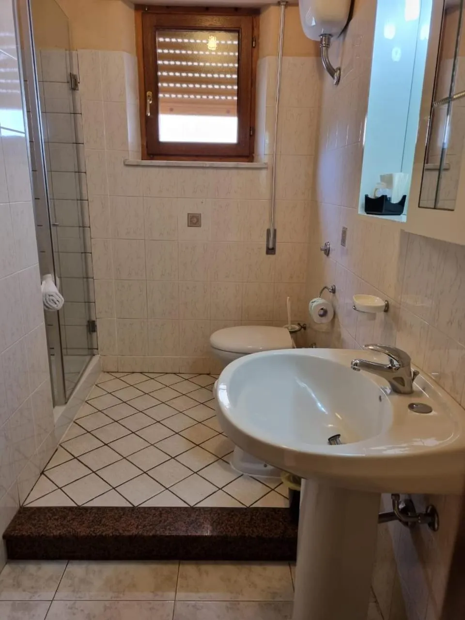 Shower in Hotel Plammas