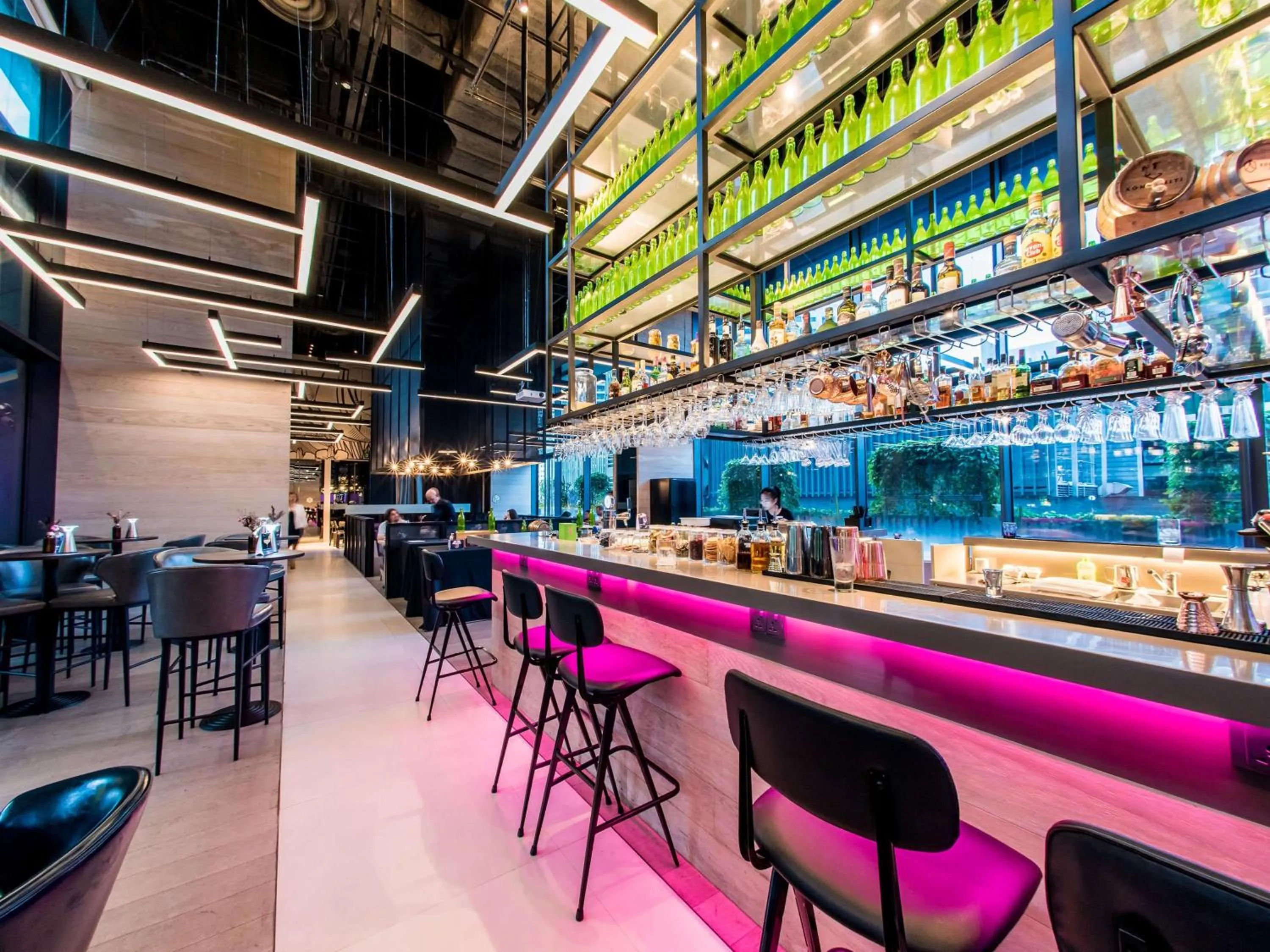 Lounge or bar in YOTEL Singapore Orchard Road