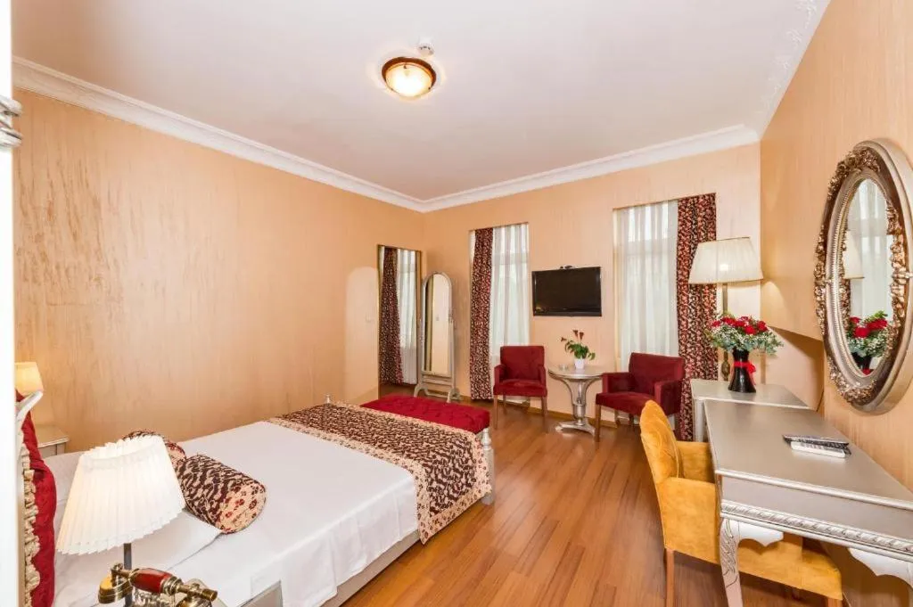 Communal lounge/ TV room in Hotel Santa Hill