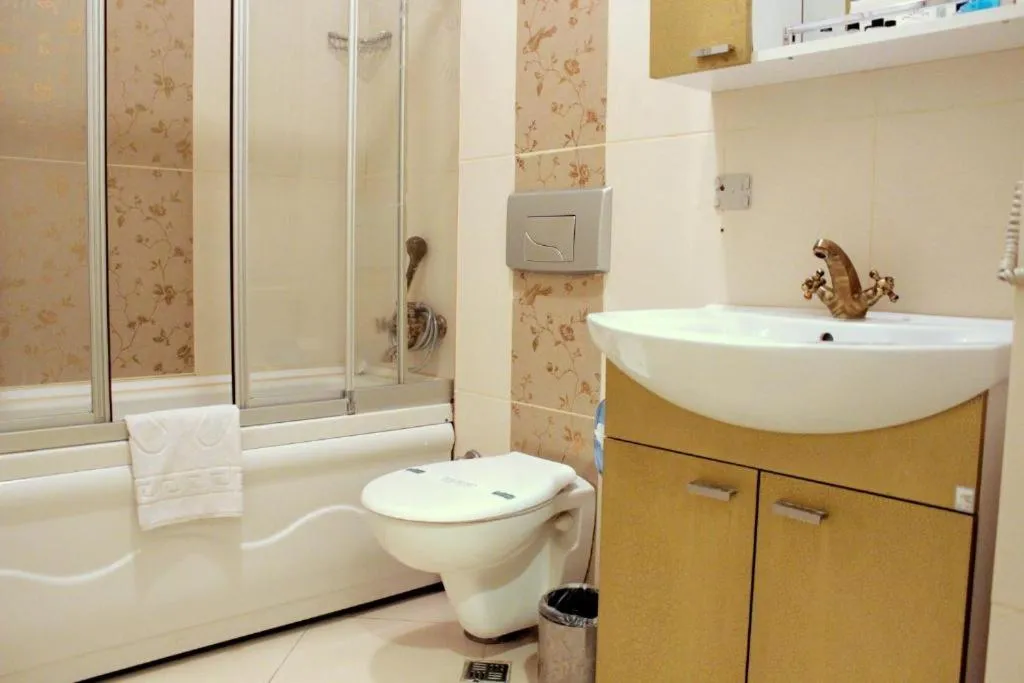 Shower in Hotel Santa Hill