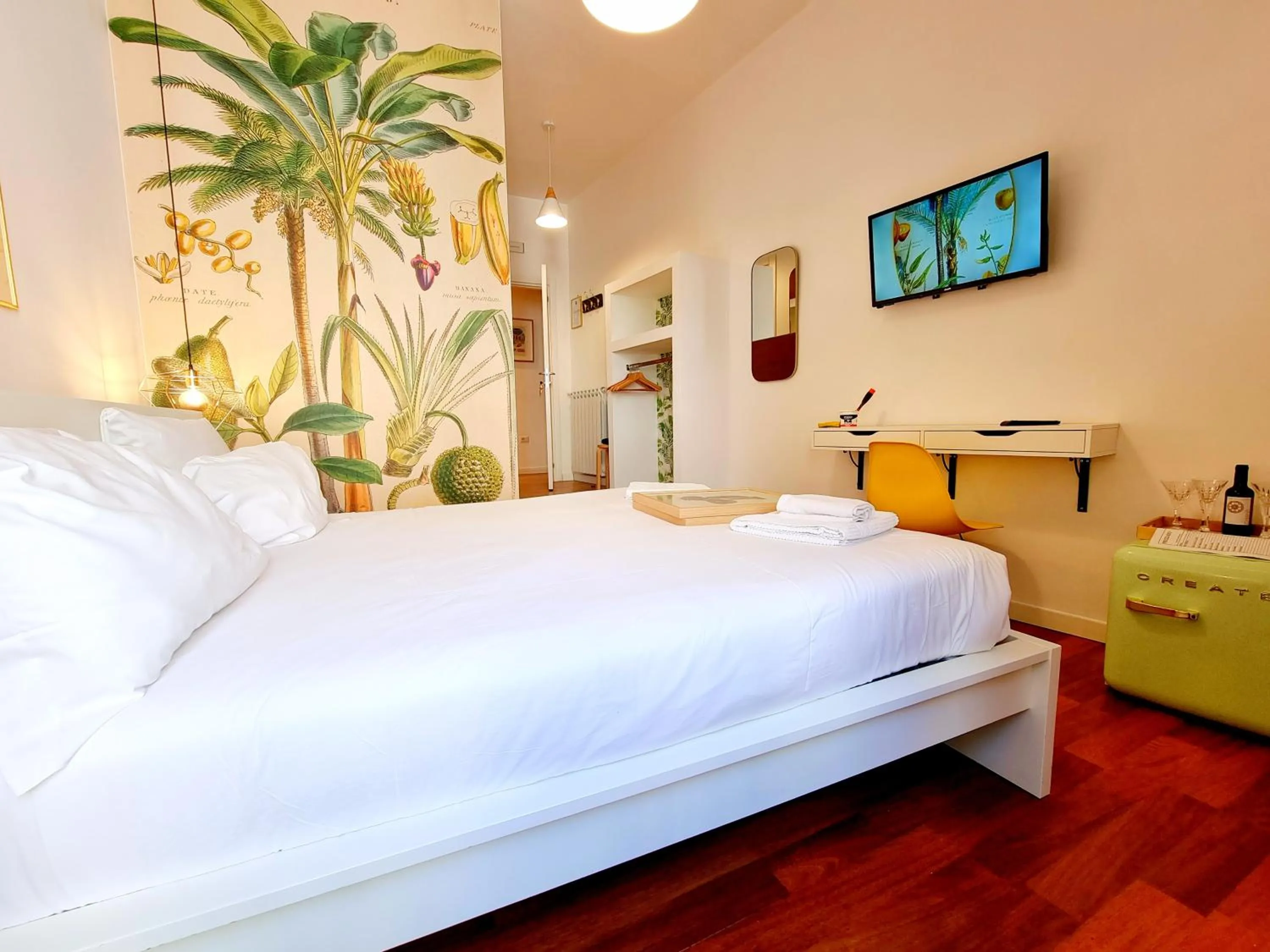 Photo of the whole room, Bed in Napoli Tree - Lungomare