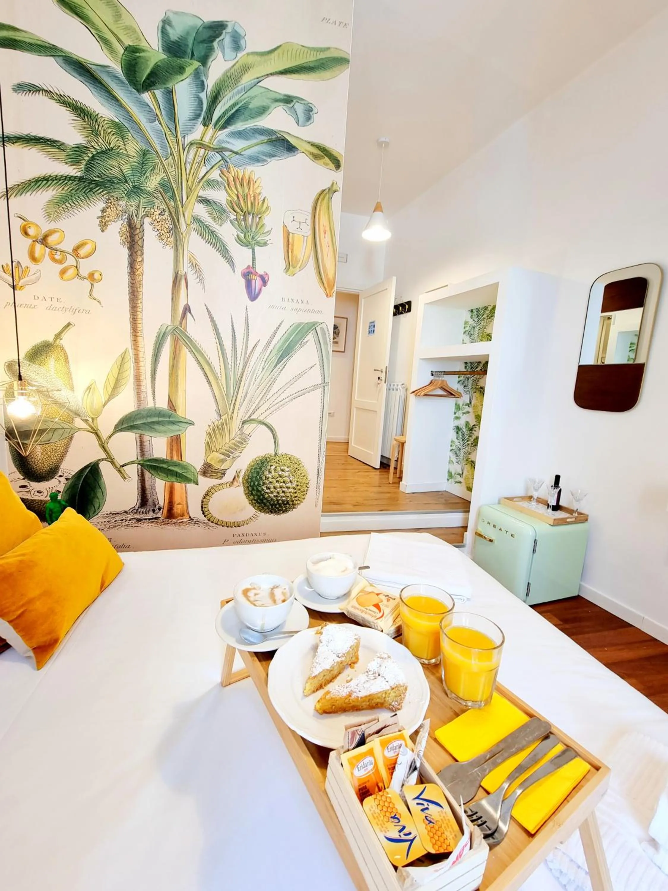 Photo of the whole room, Bed in Napoli Tree - Lungomare