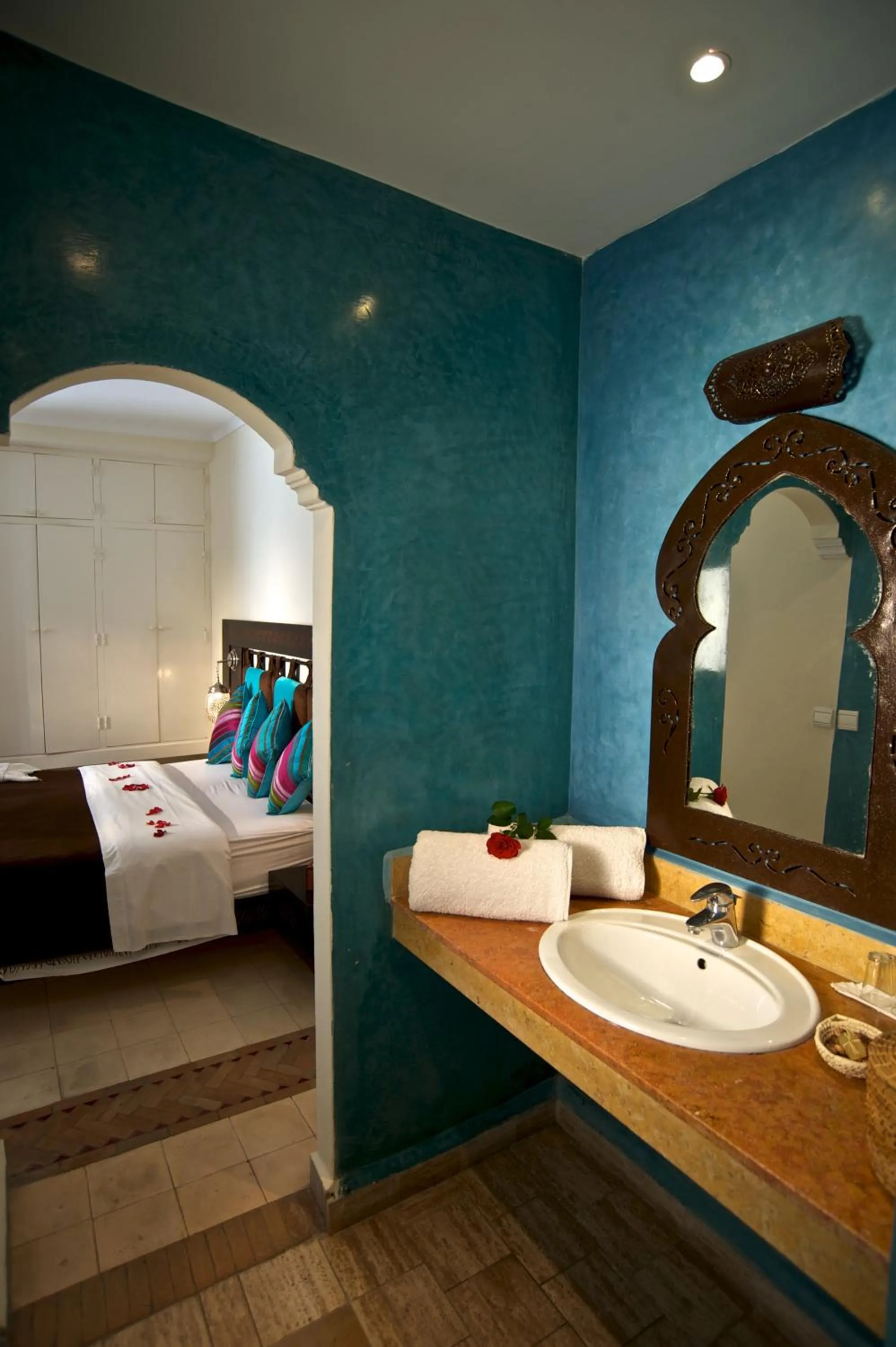 Bathroom, Bed in Riad Dar L'Oussia & SPA
