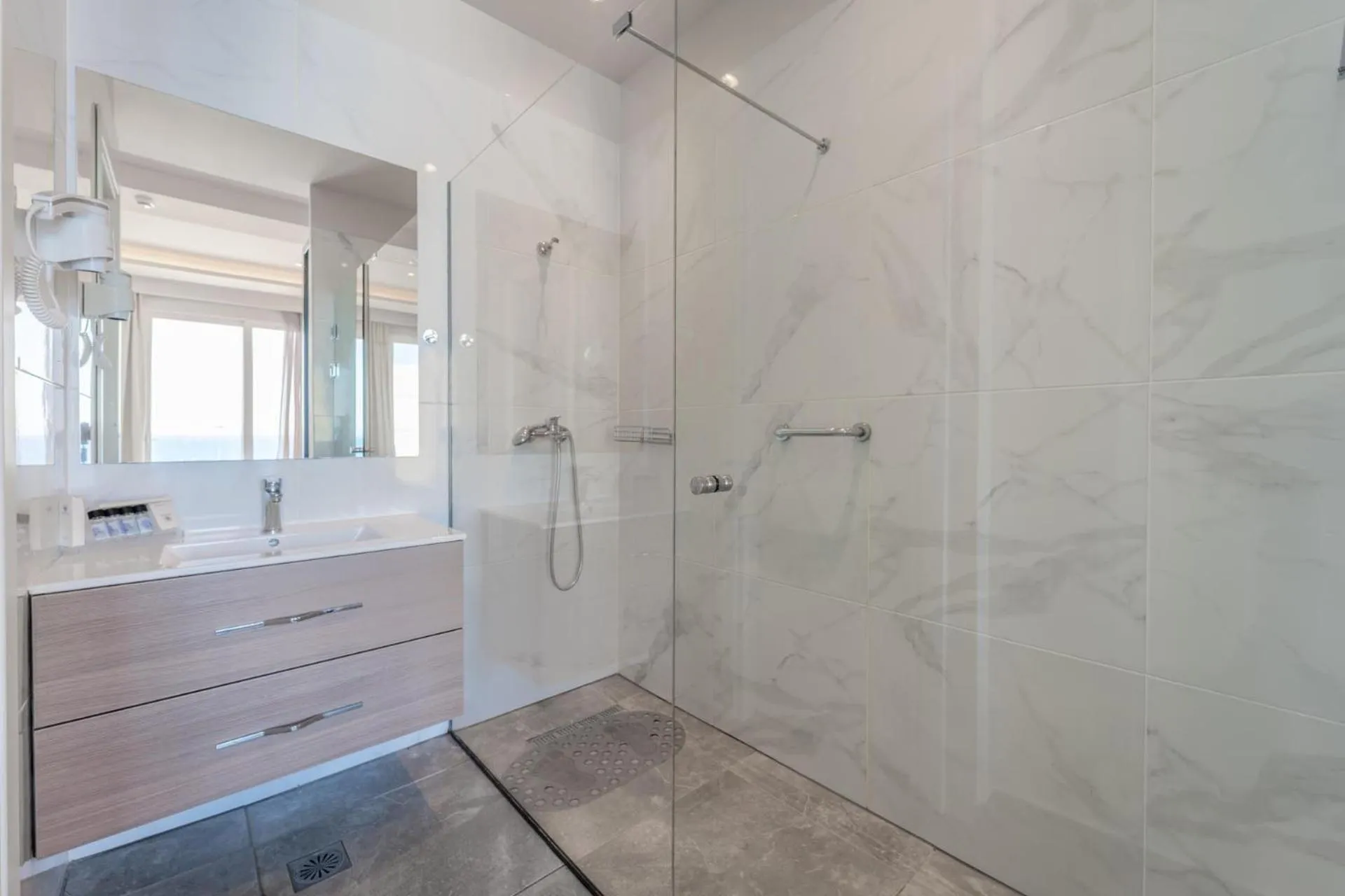 Shower in Arte Hotel