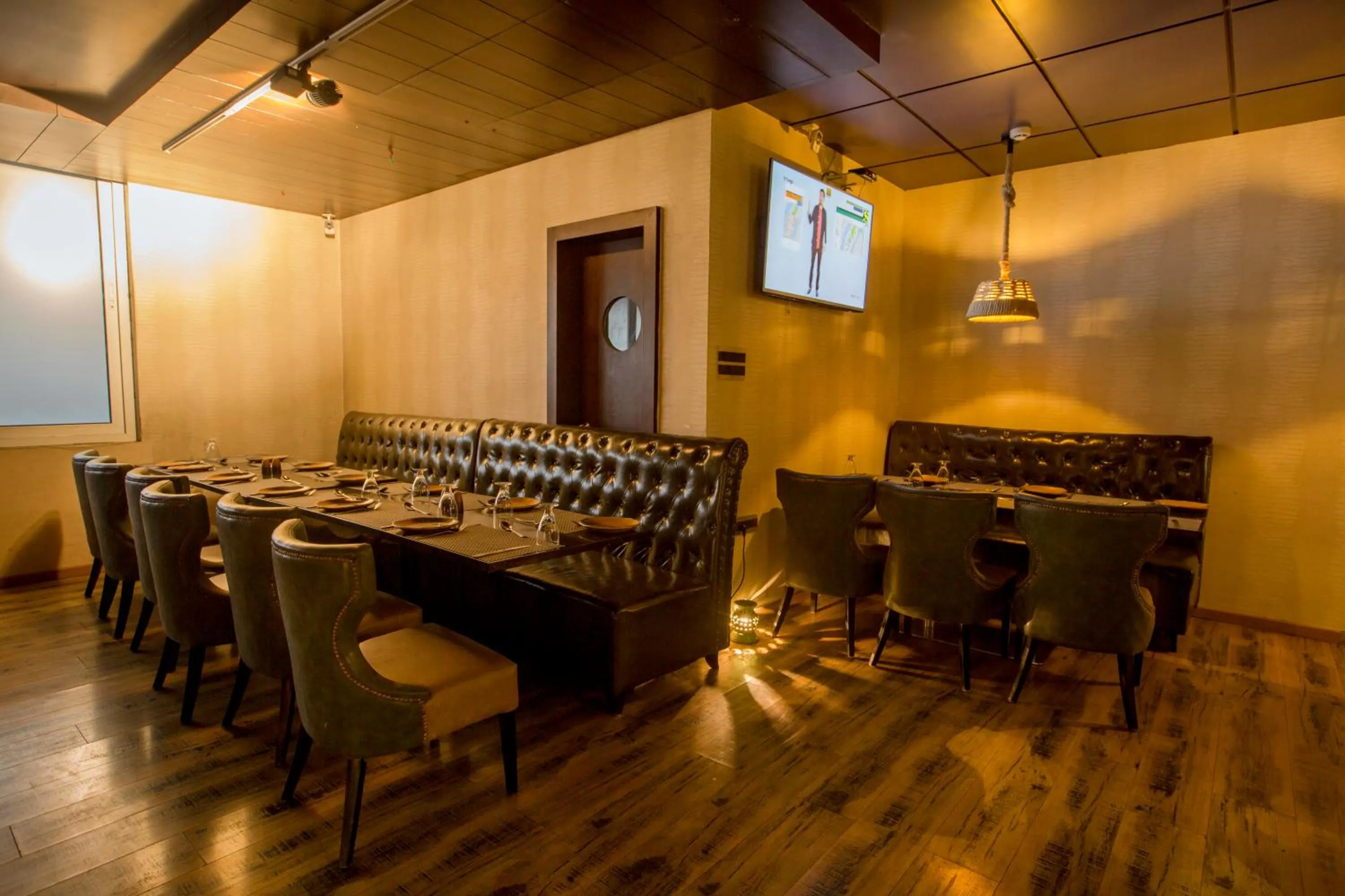 Restaurant/places to eat in Hotel Shubh Inn