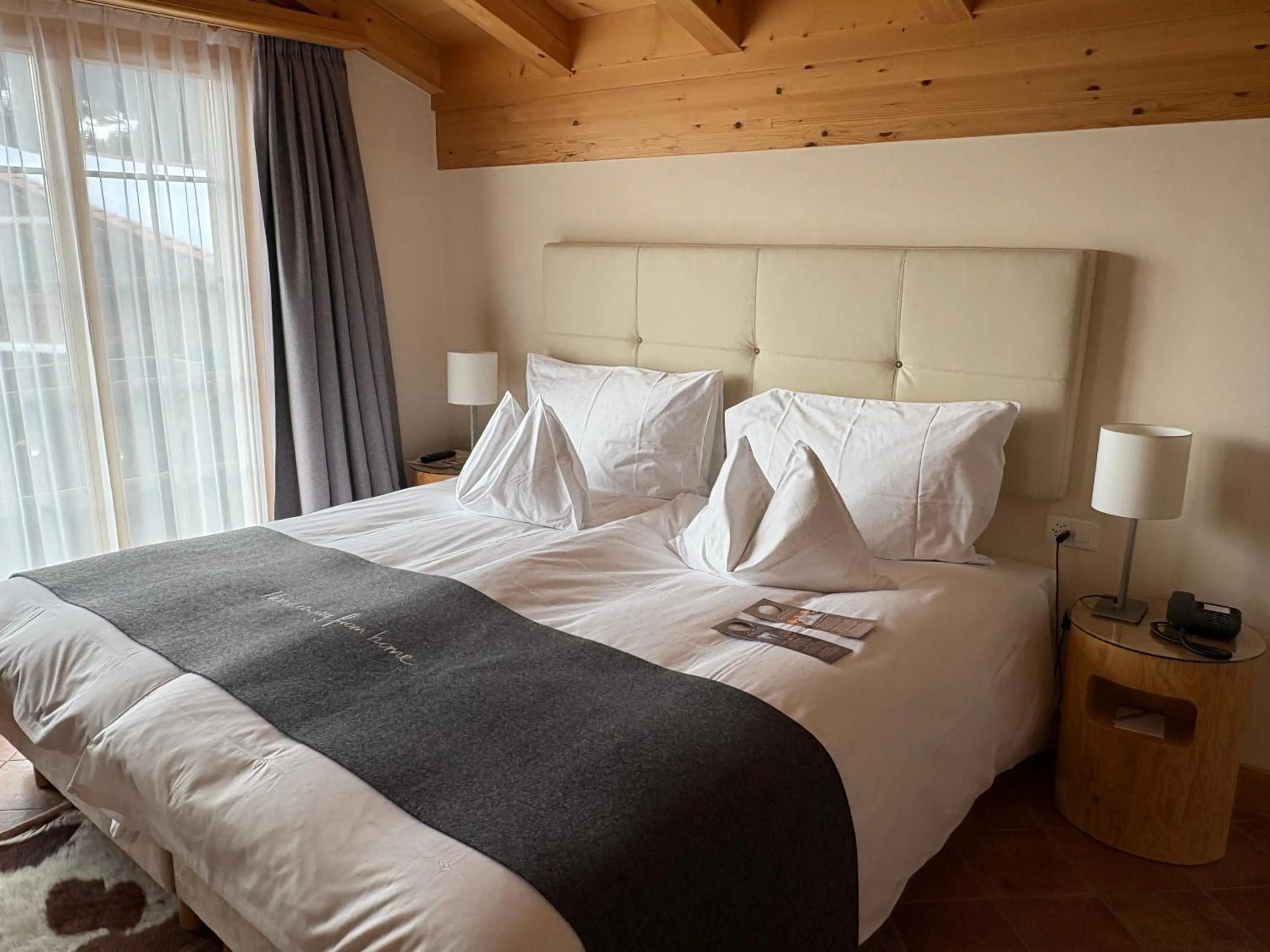 Bed in GOLFHOTEL Les Hauts de Gstaad & SPA