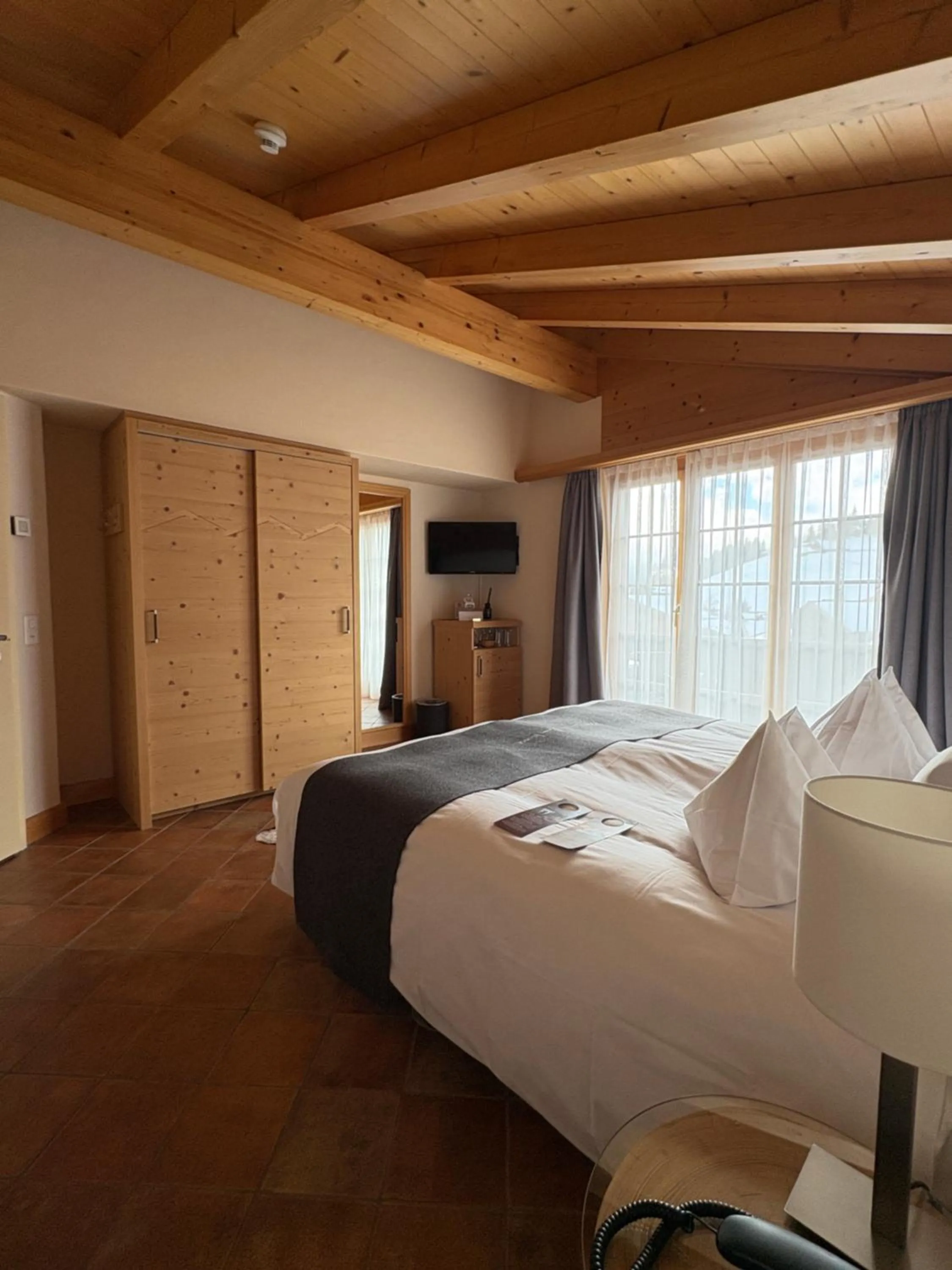 Bed in GOLFHOTEL Les Hauts de Gstaad & SPA
