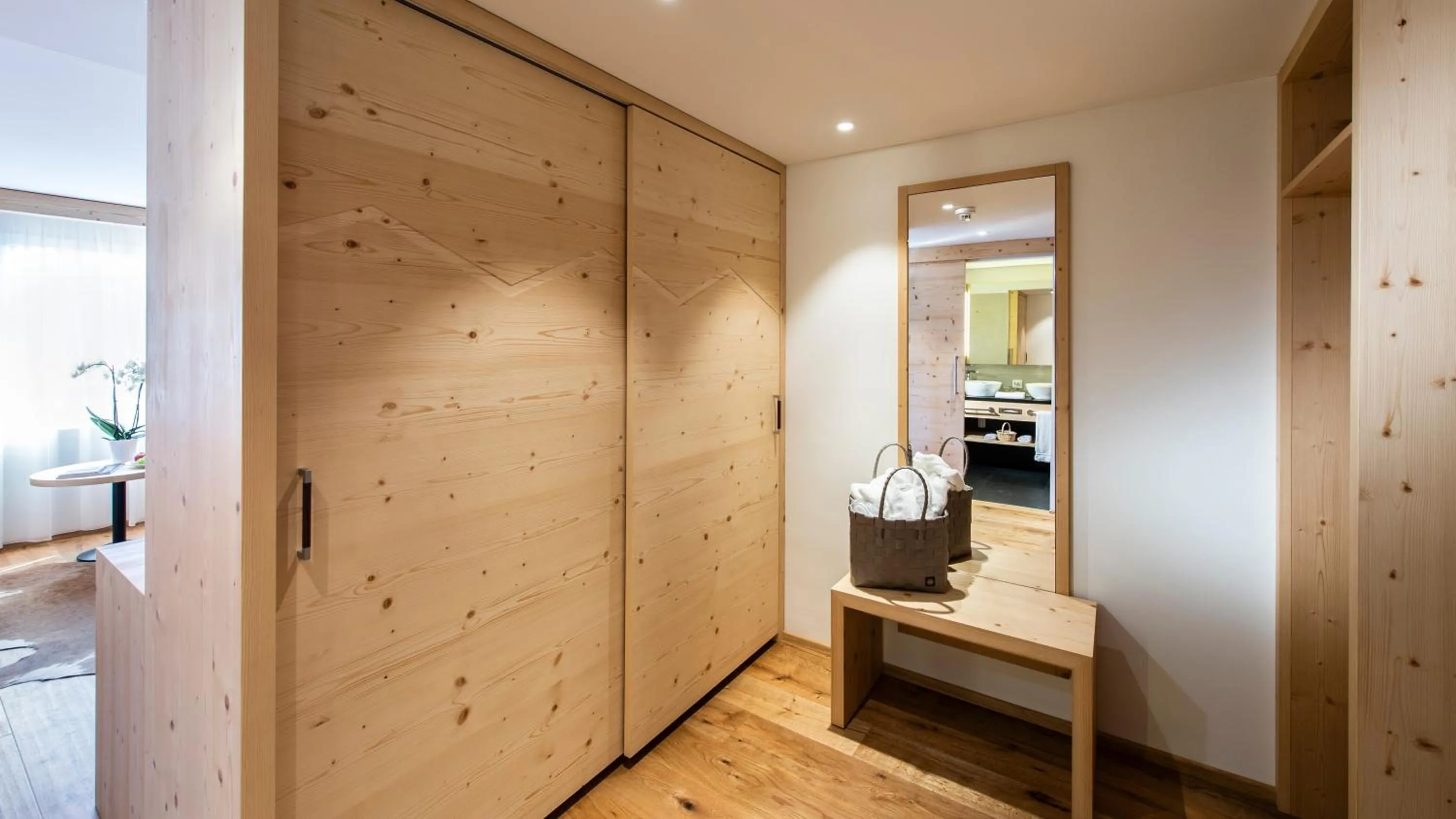 wardrobe in GOLFHOTEL Les Hauts de Gstaad & SPA