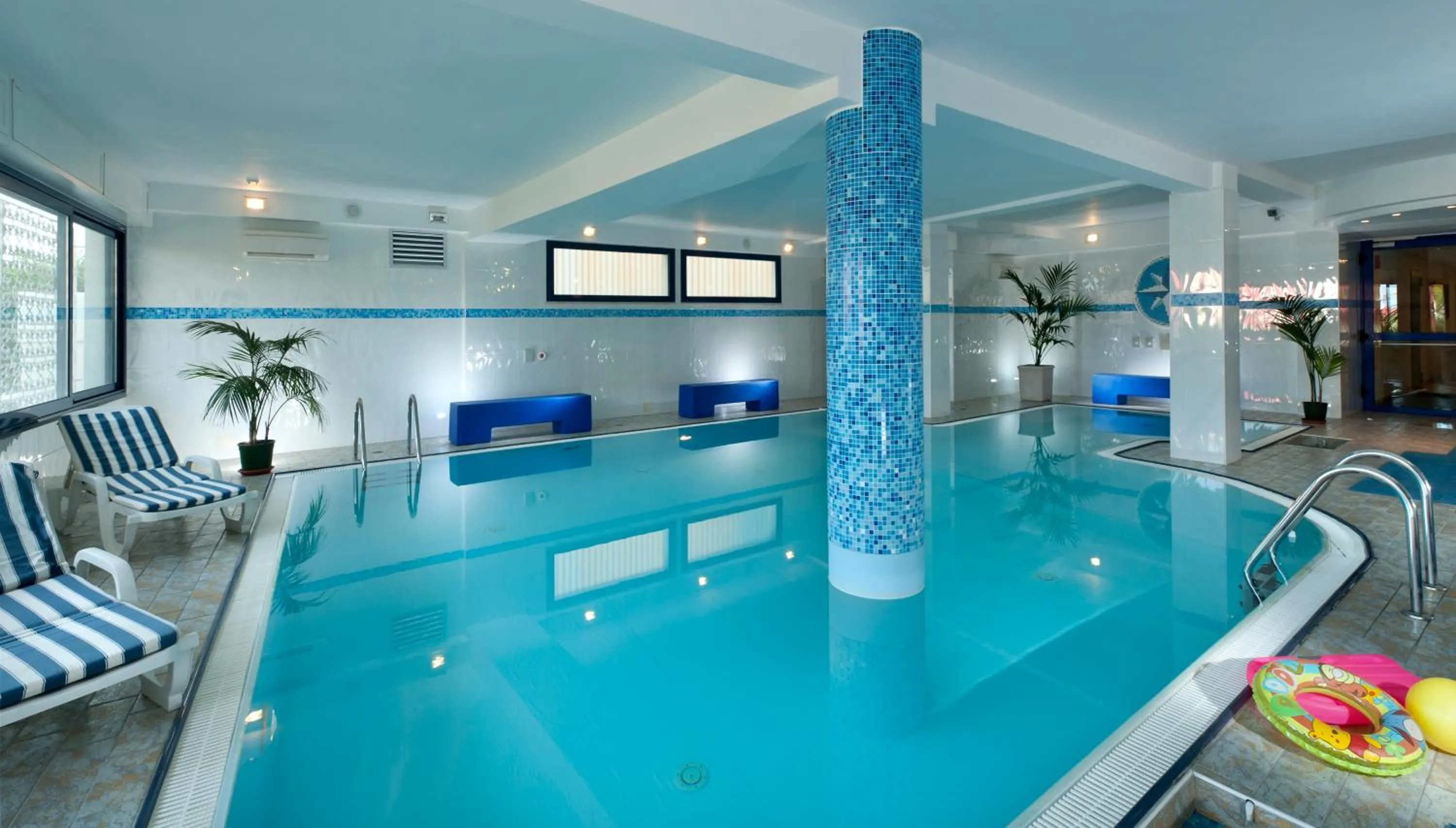 Swimming pool in Hotel Nord Est