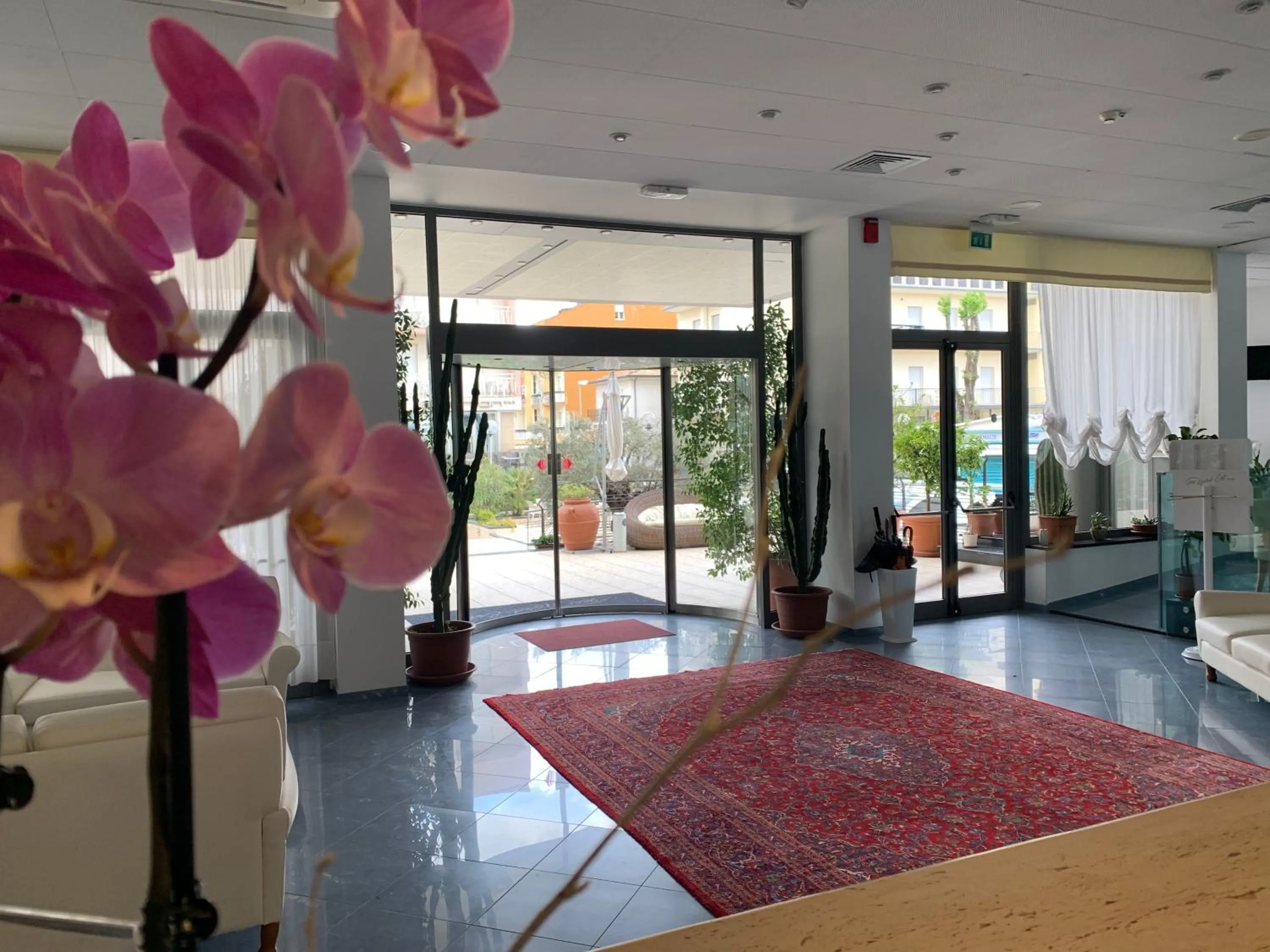 Communal lounge/ TV room in Hotel Nord Est