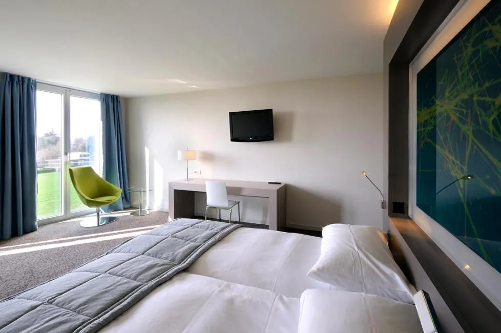Photo of the whole room, Bed in Starling Hotel Lausanne