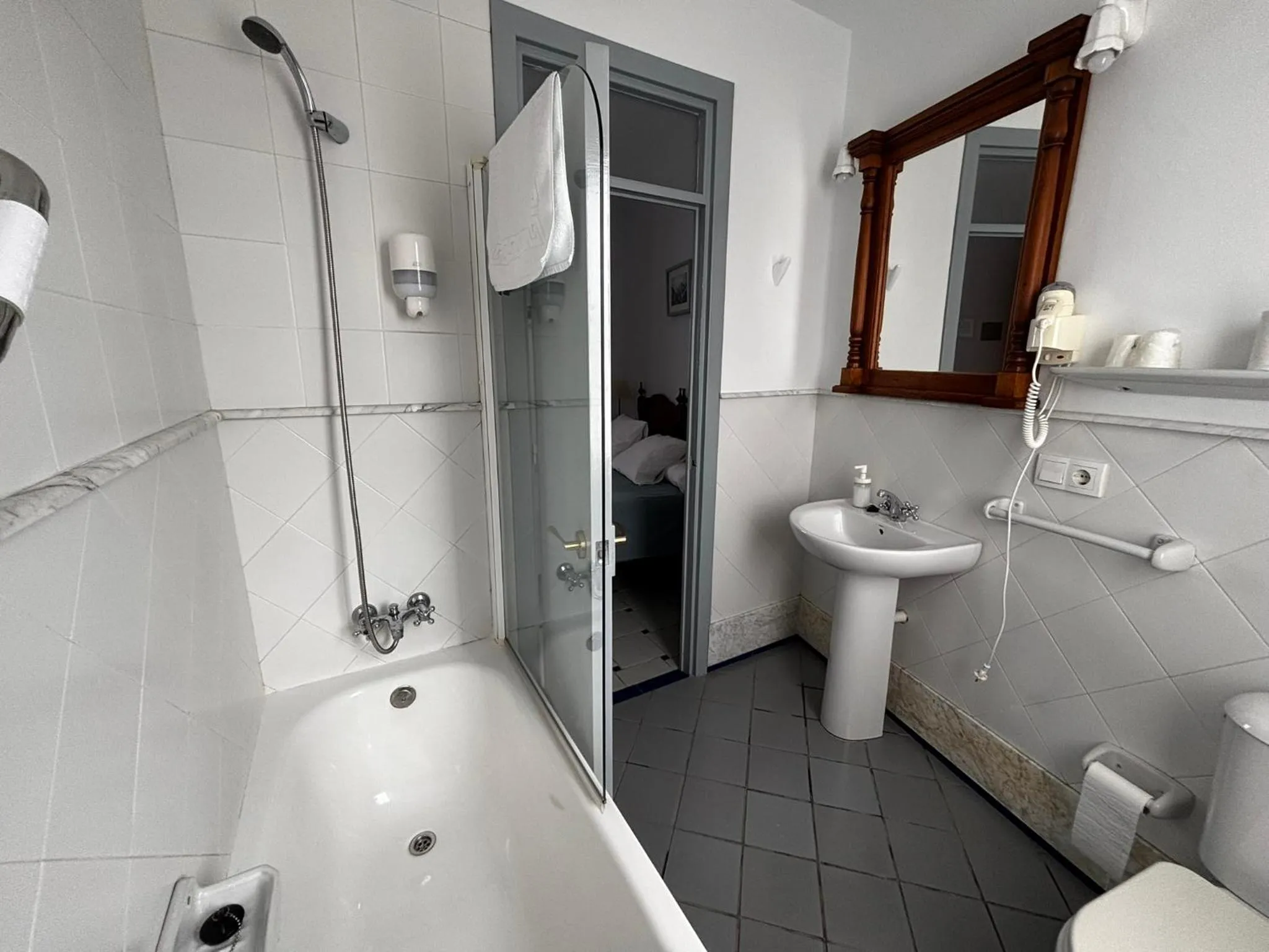 Toilet in Hotel Entreolivos