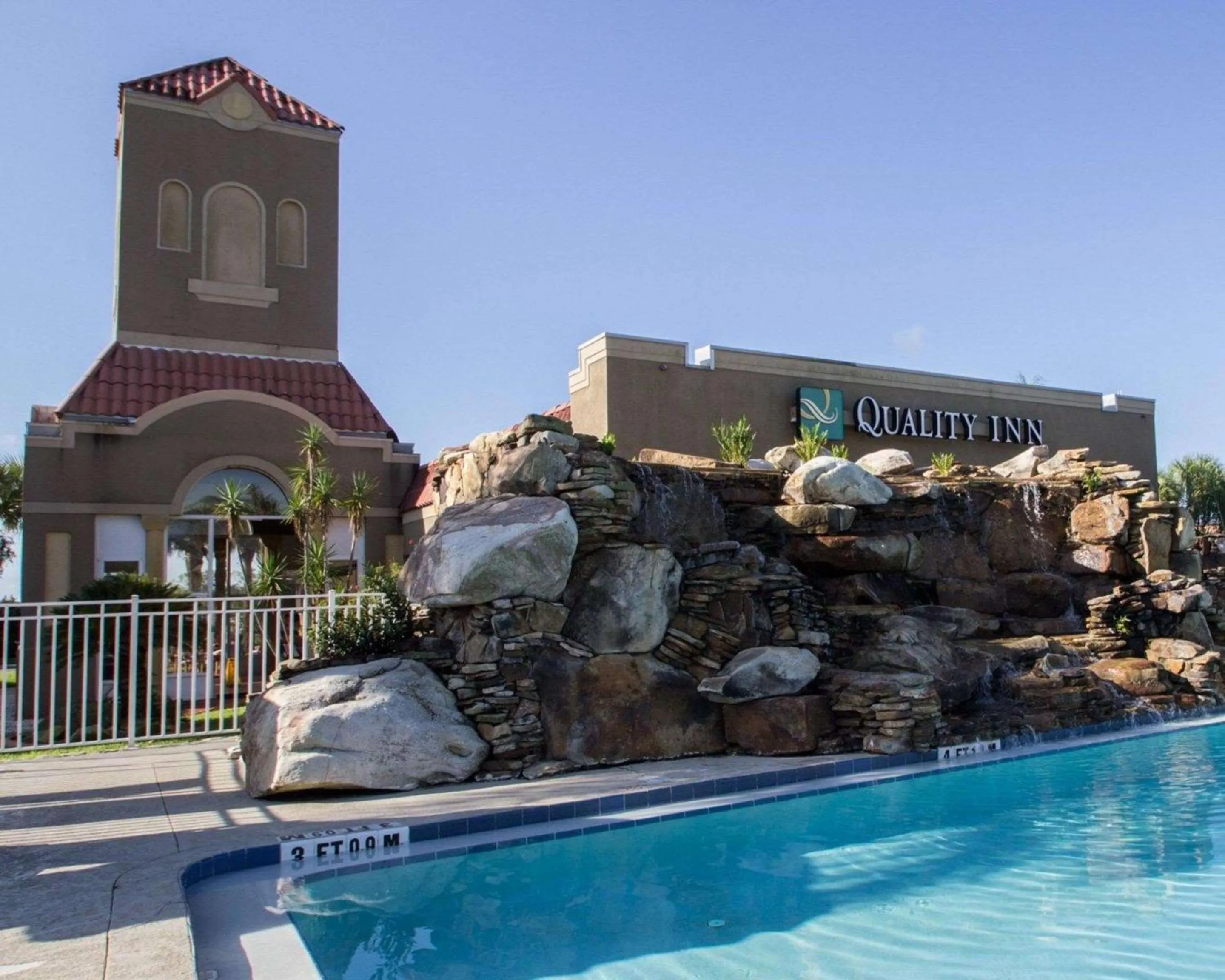 Swimming pool in Quality Inn Kennedy Space Center