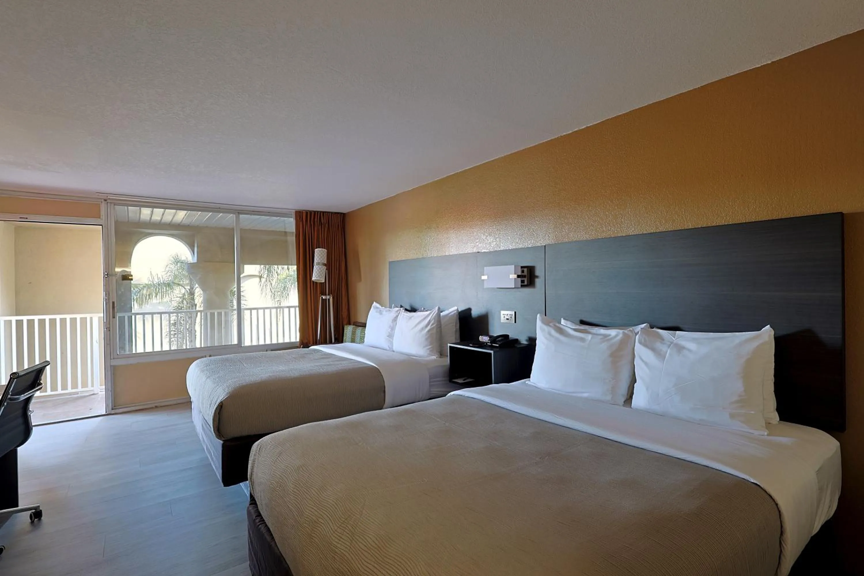 Bed in Quality Inn Kennedy Space Center