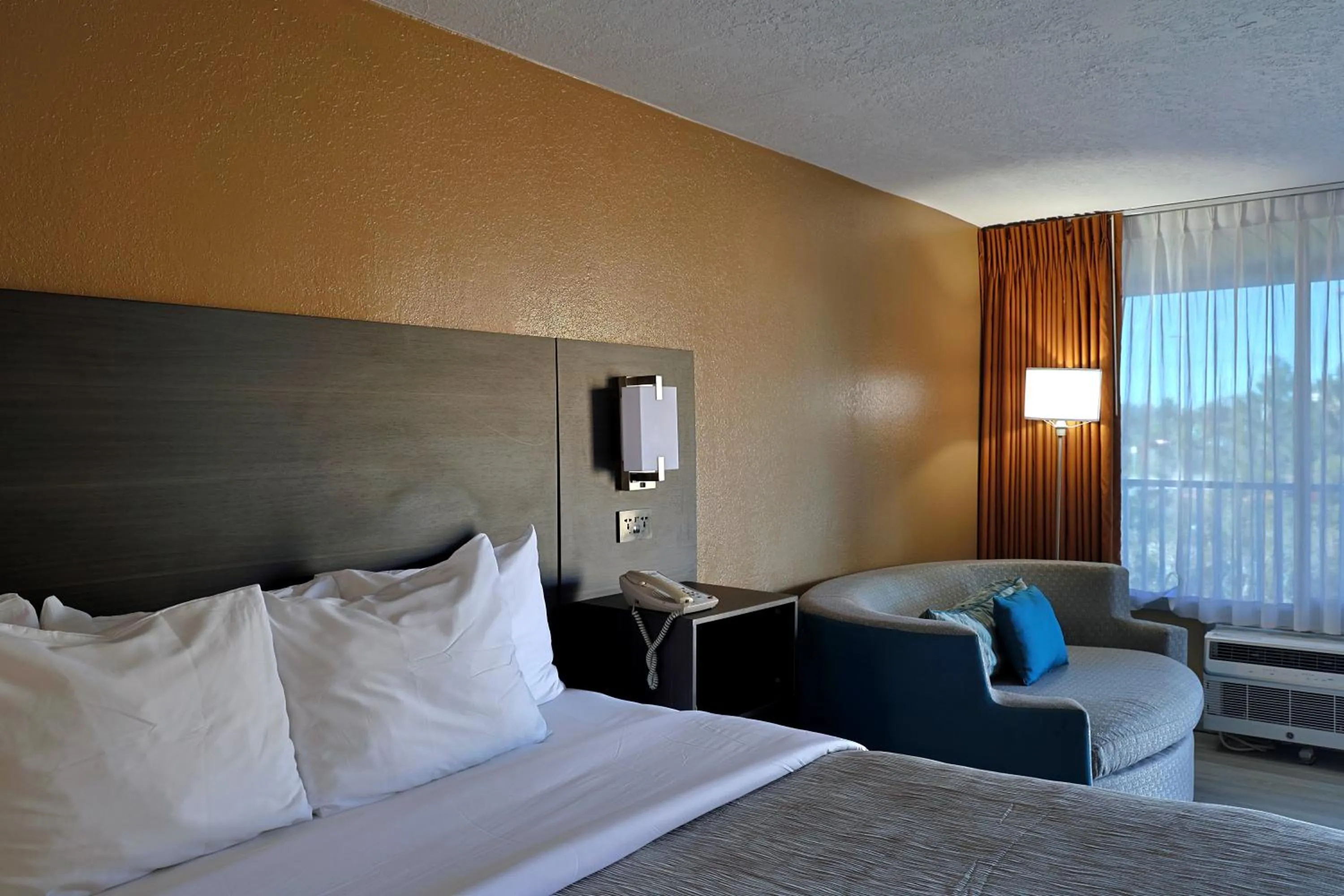 Bed in Quality Inn Kennedy Space Center