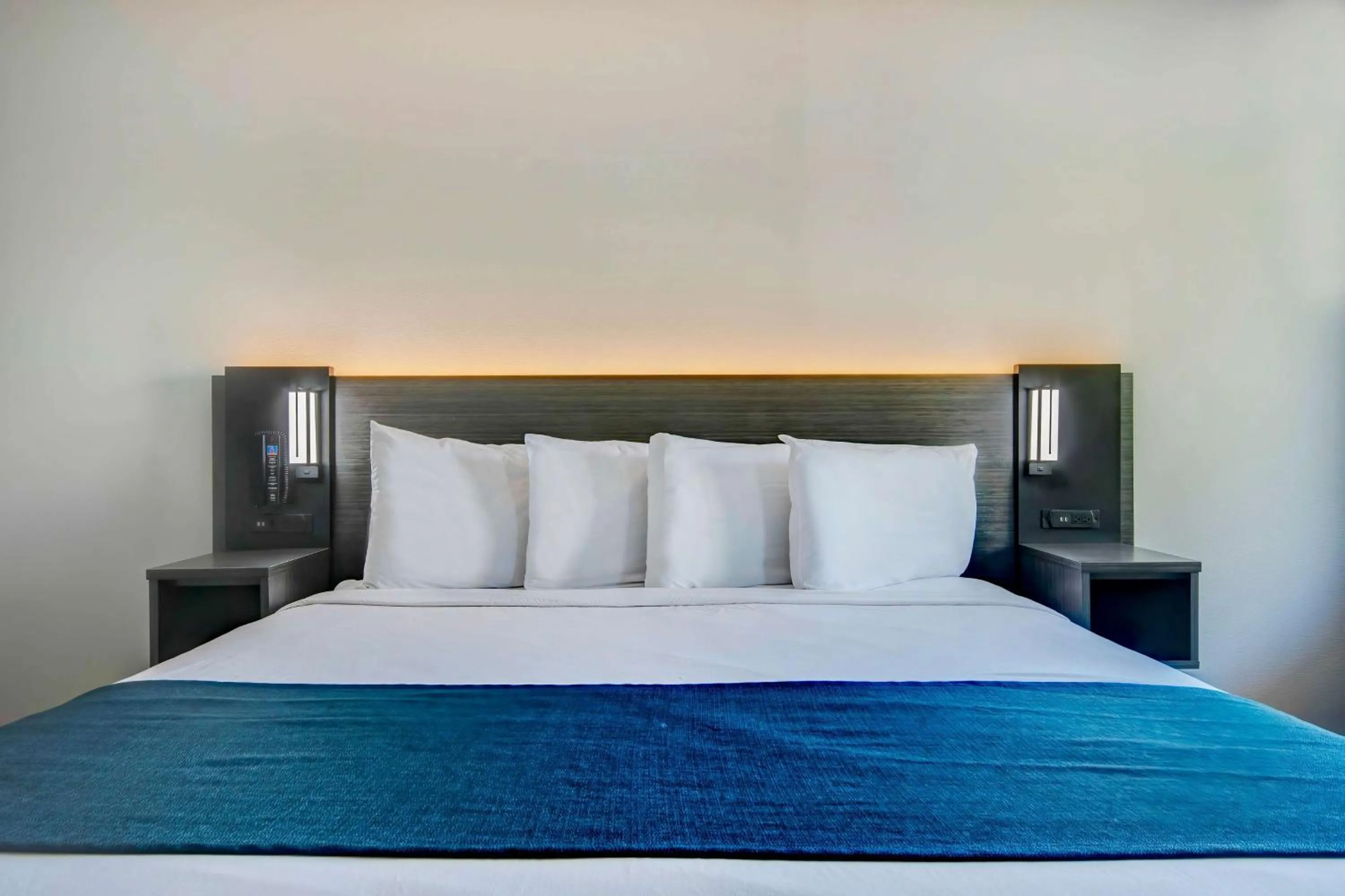 Bedroom, Bed in Studio 6-Ocean Springs, MS