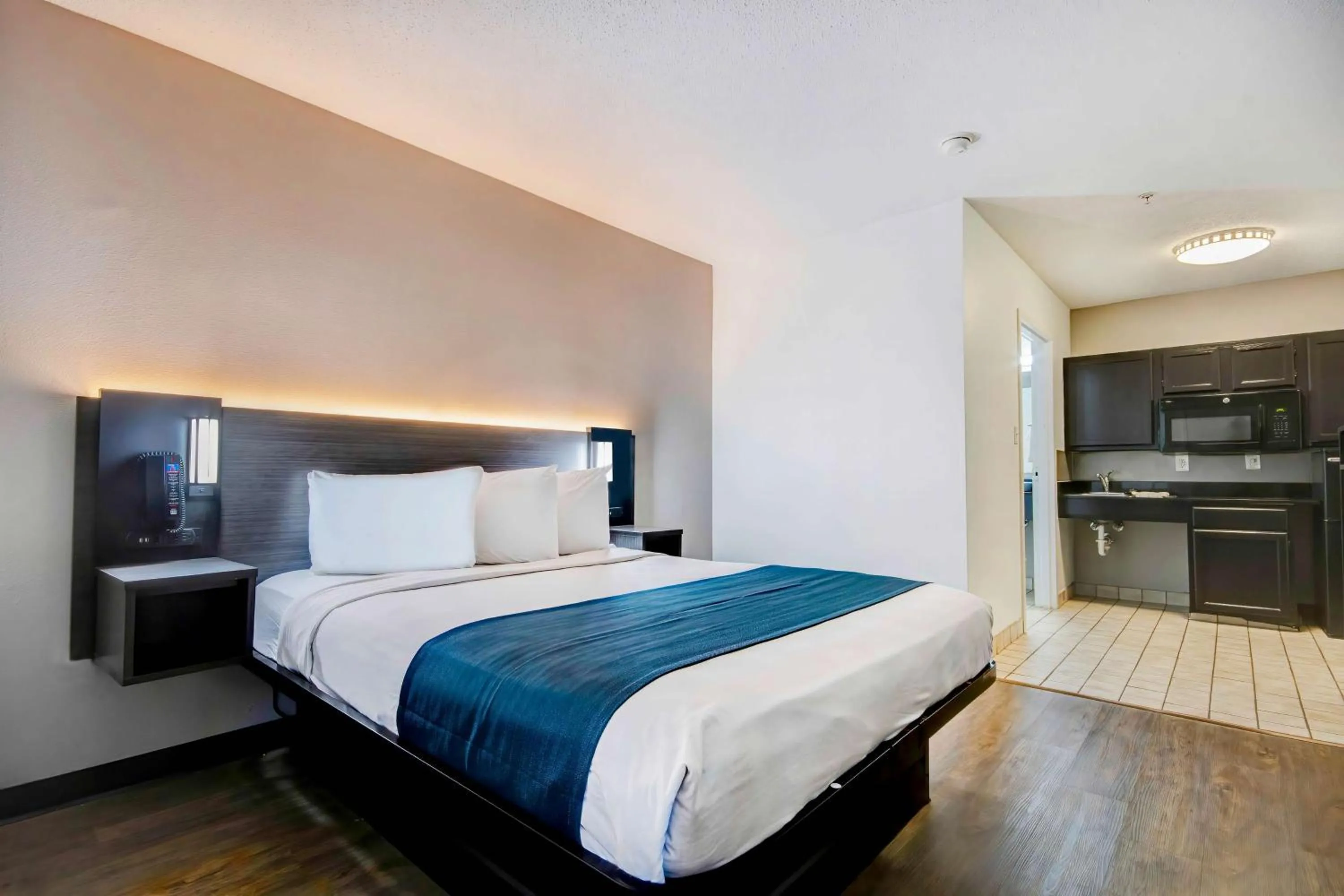 Bedroom, Bed in Studio 6-Ocean Springs, MS