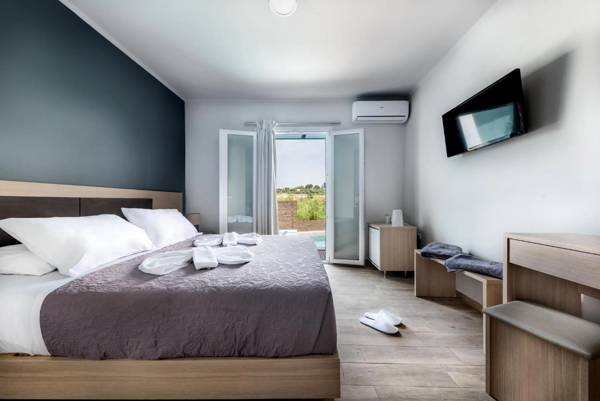 Communal lounge/ TV room, Bed in Zante Calinica Hotel