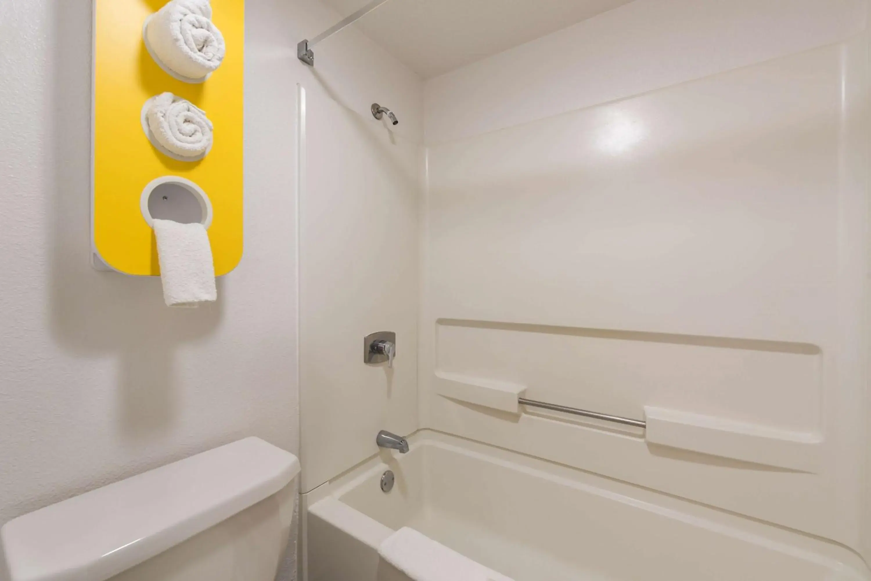 Quadruple Room - Non-Smoking in Motel 6-Saint Paul, MN - I-94 Quadruple Room - Non-Smoking in Motel 6-Saint Paul, MN - I-94