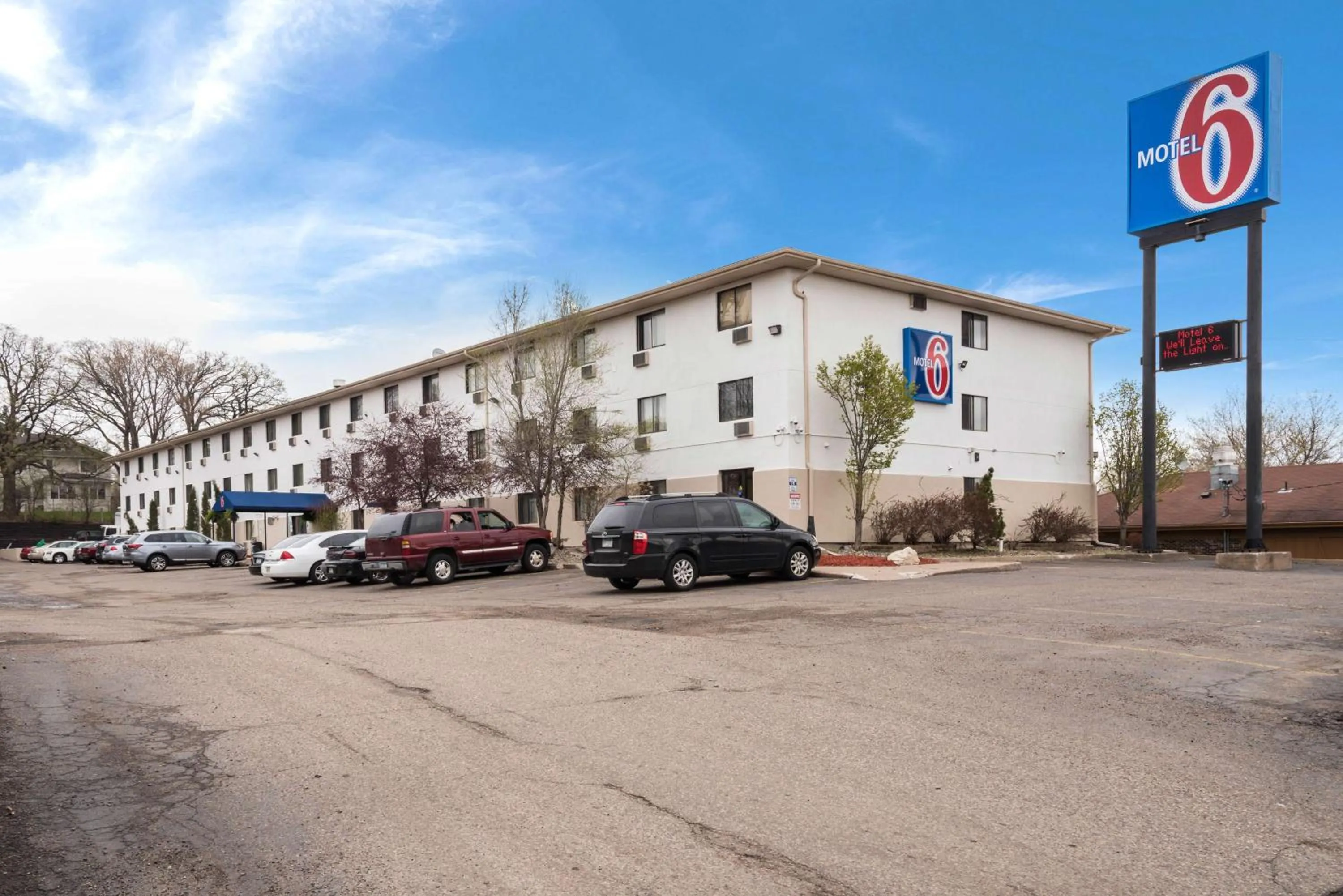 Property building in Motel 6-Saint Paul, MN - I-94