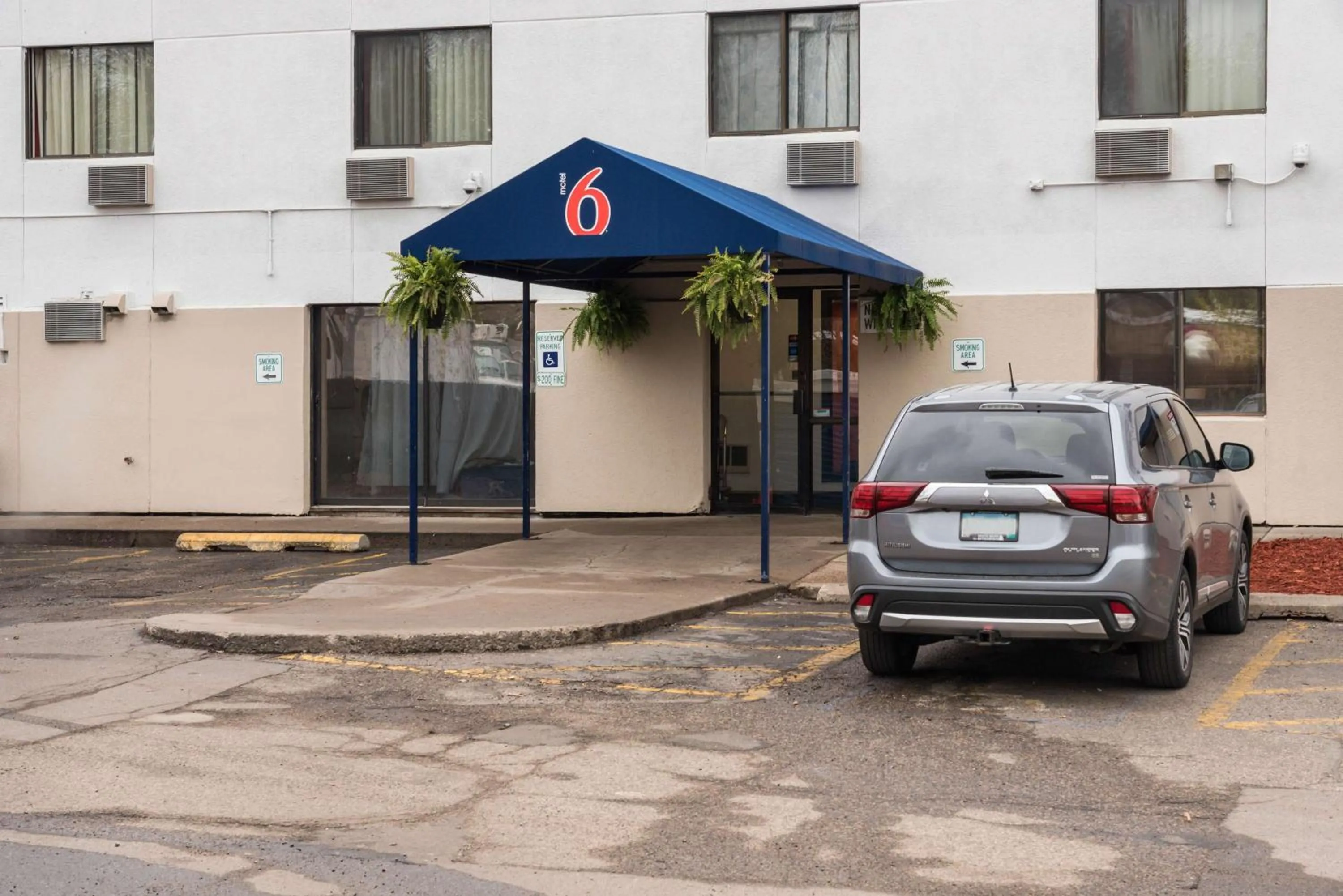 Property building in Motel 6-Saint Paul, MN - I-94