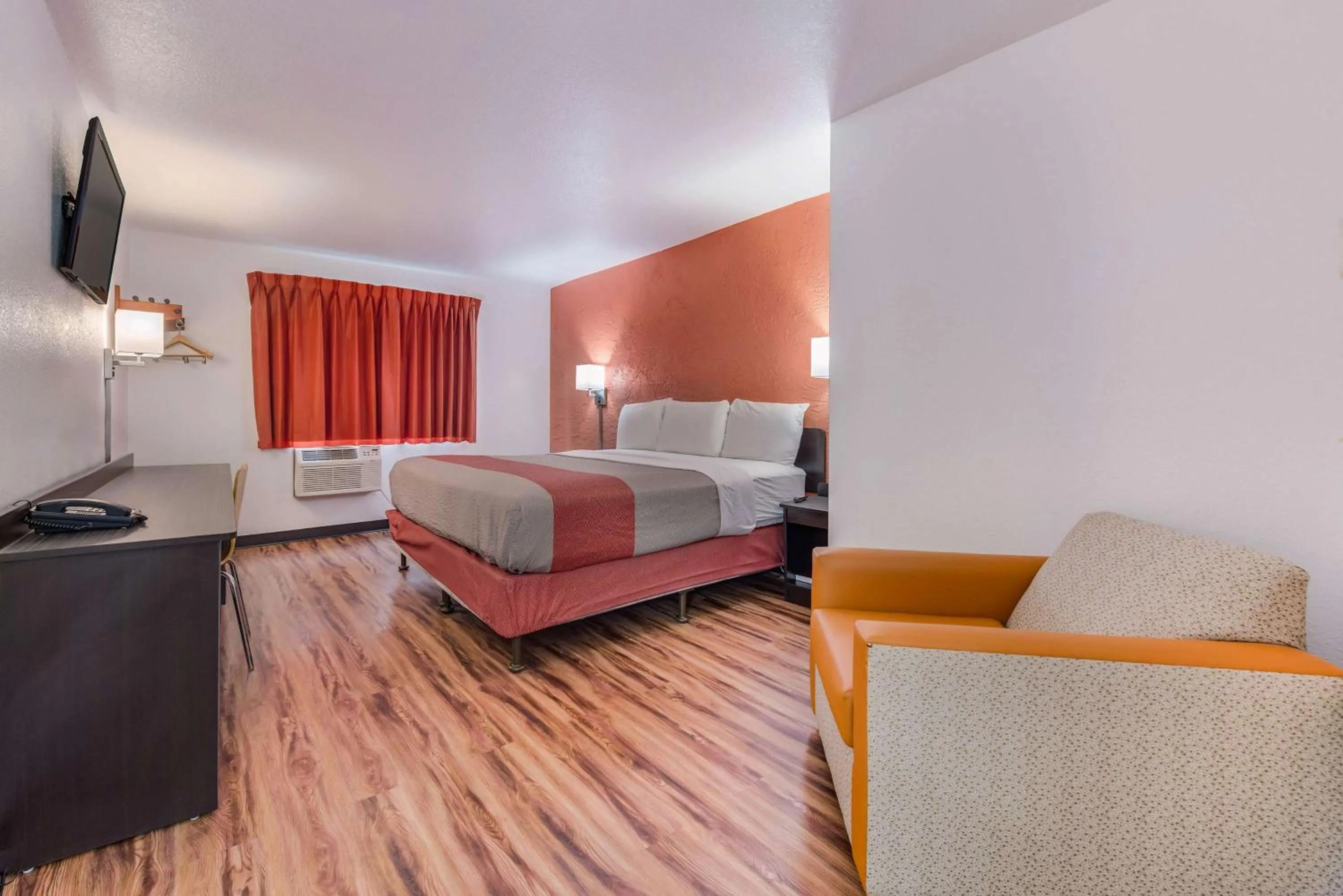 Bedroom, Bed in Motel 6-Saint Paul, MN - I-94