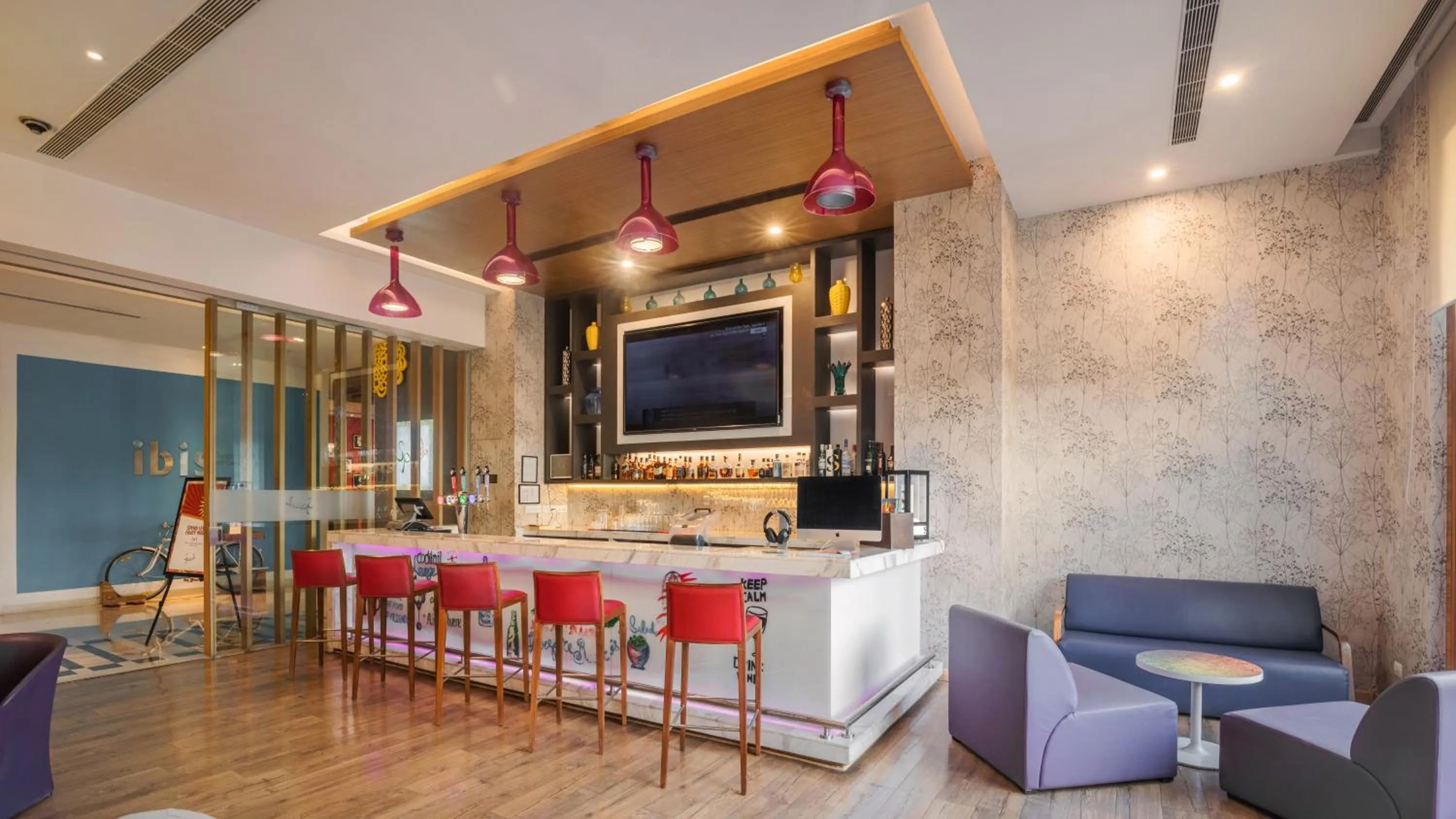 Lounge or bar in ibis Gurgaon Golf Course Road - An Accor Brand