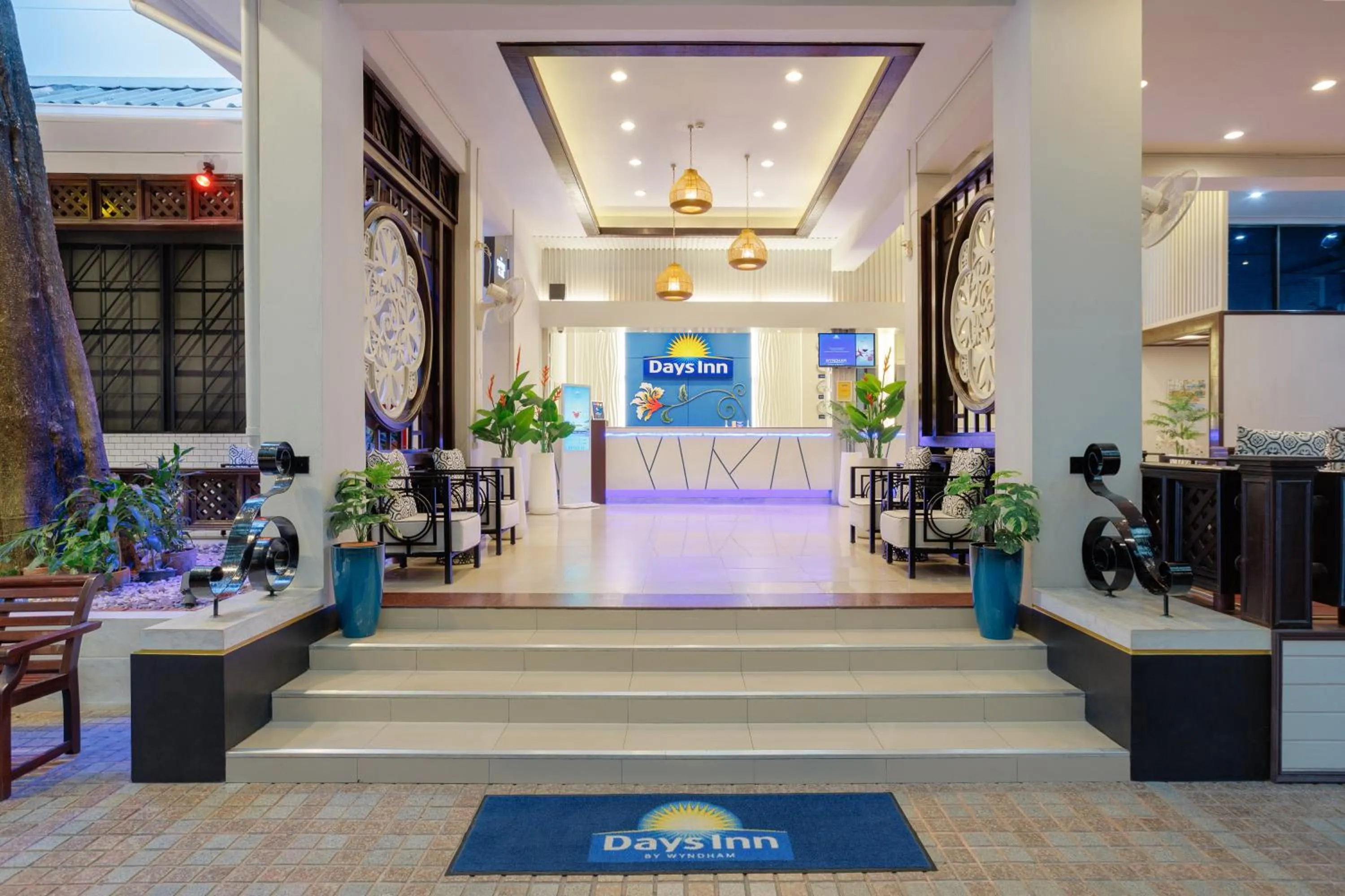 Lobby or reception in Days Inn by Wyndham Patong Beach