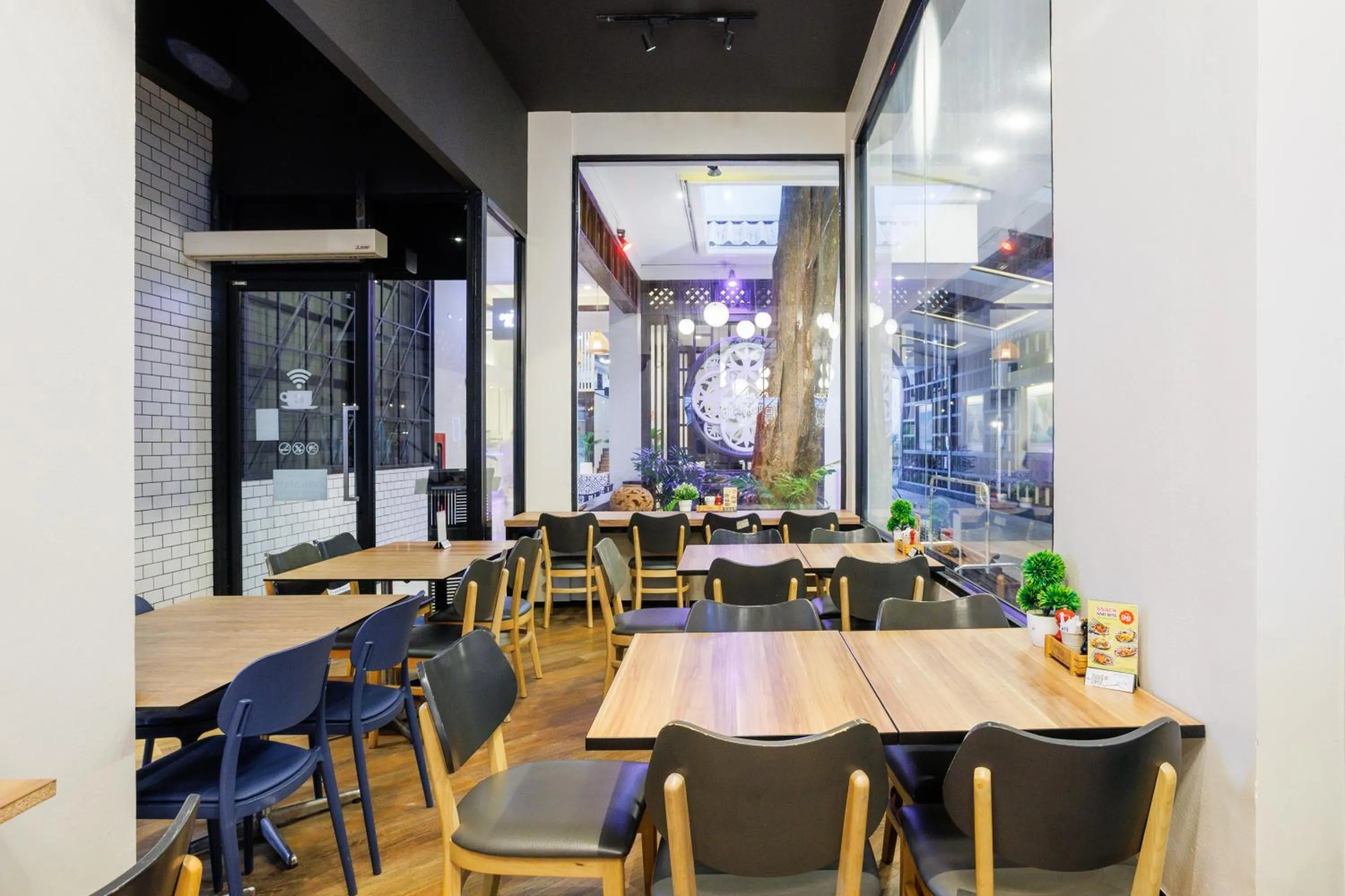 Restaurant/places to eat in Days Inn by Wyndham Patong Beach