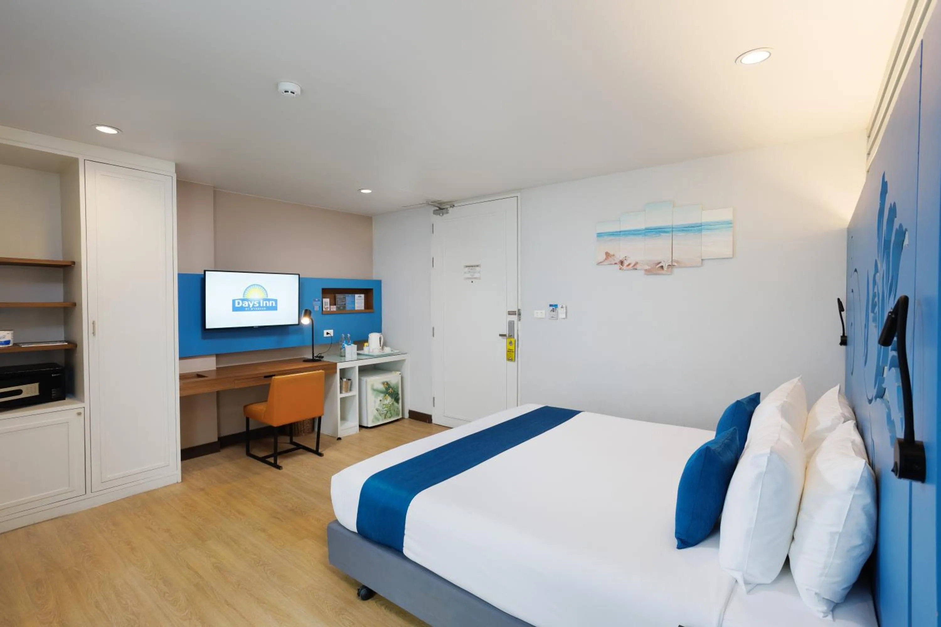 Bedroom, Bed in Days Inn by Wyndham Patong Beach