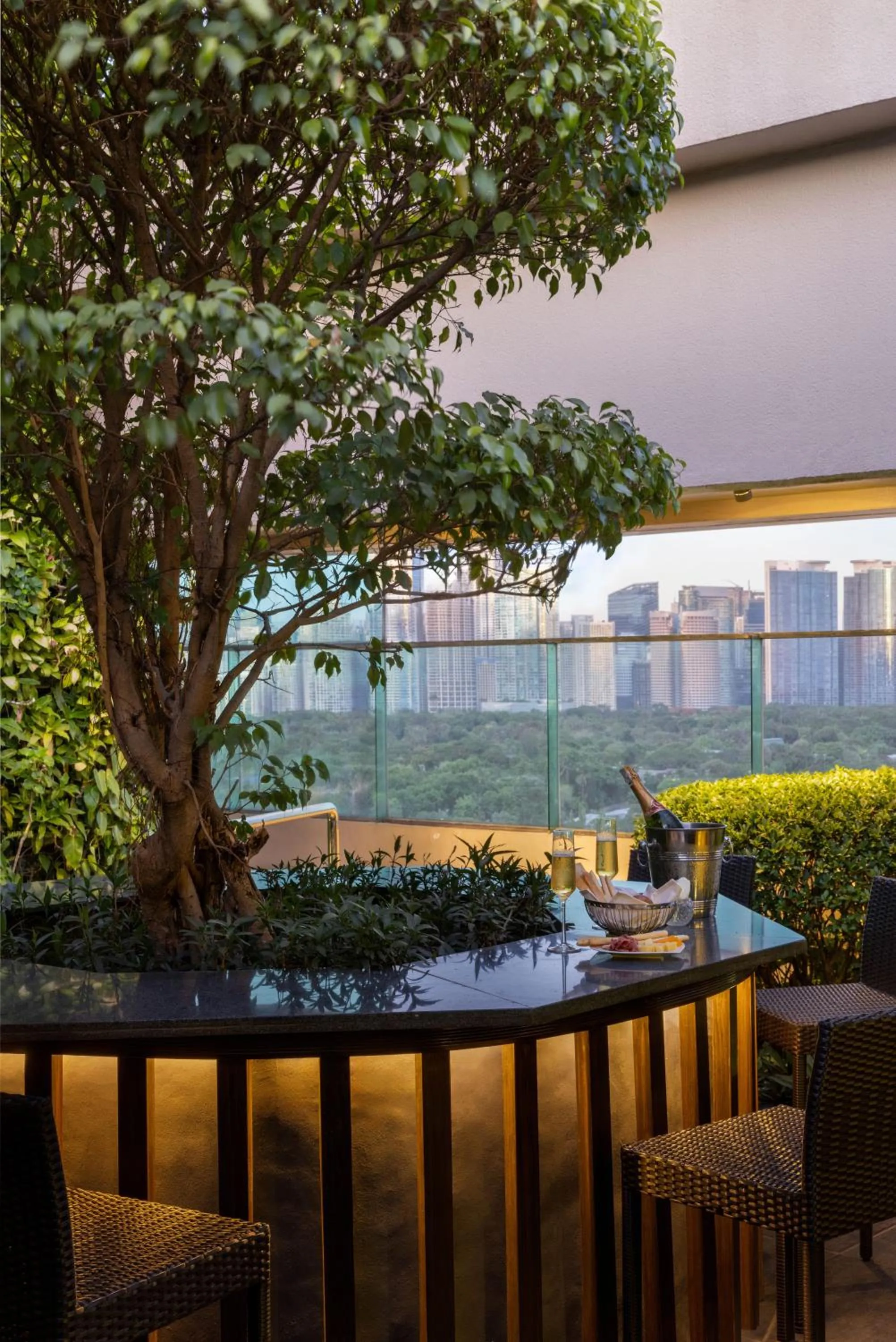 Lounge or bar in Dusit Thani Manila