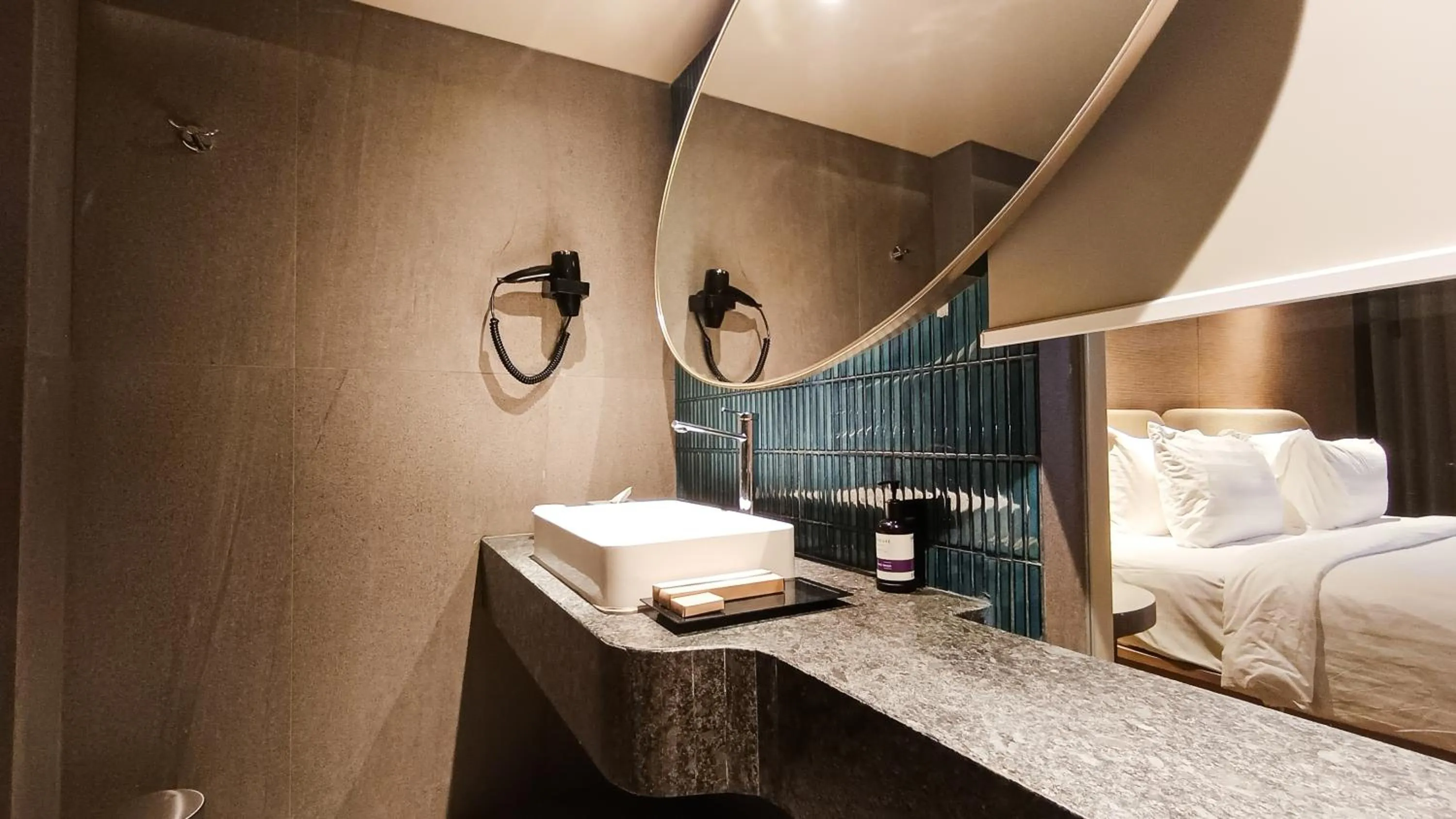 Bathroom, Bed in Mercure Surabaya Grand Mirama