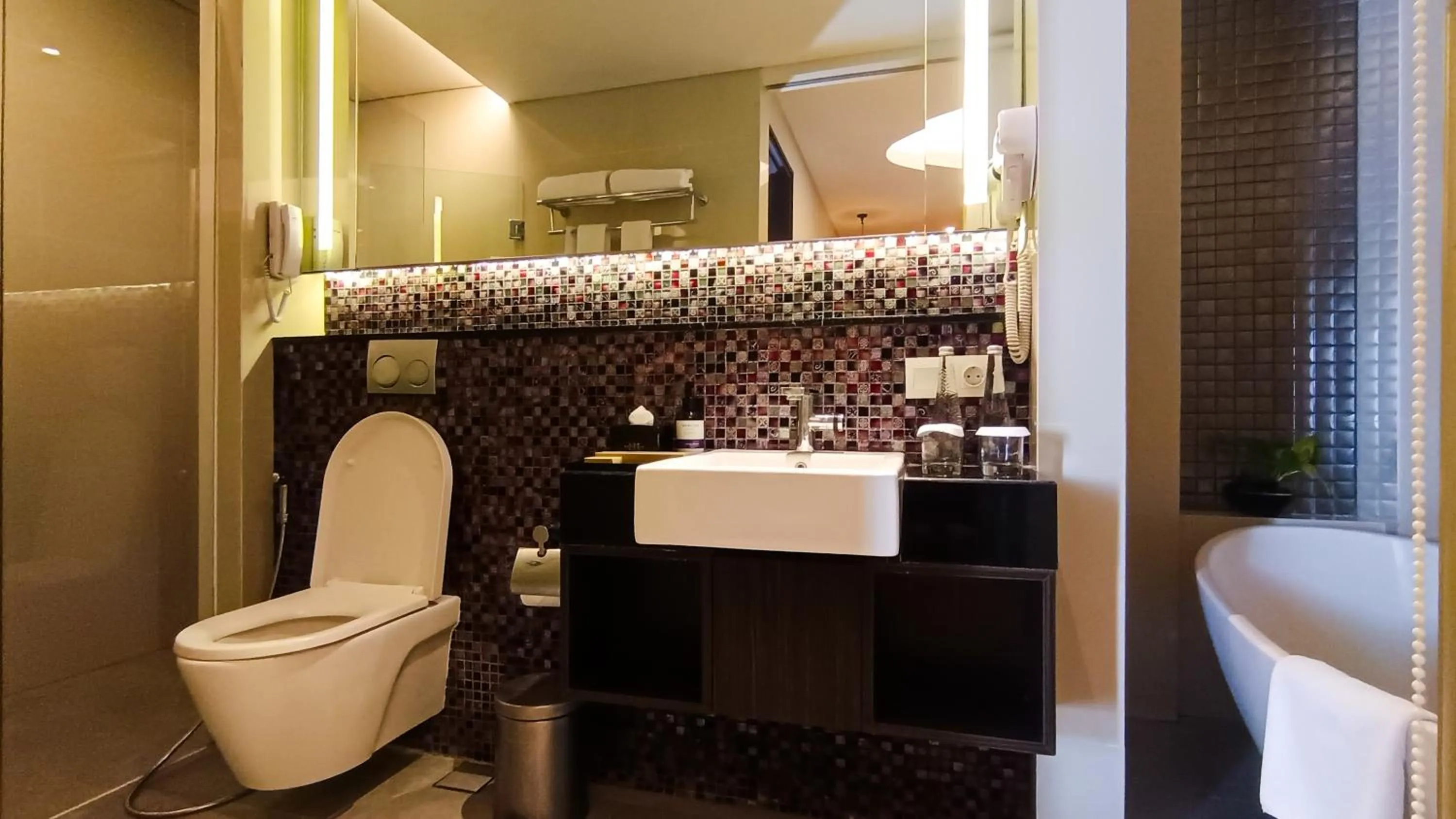 Toilet in Mercure Surabaya Grand Mirama
