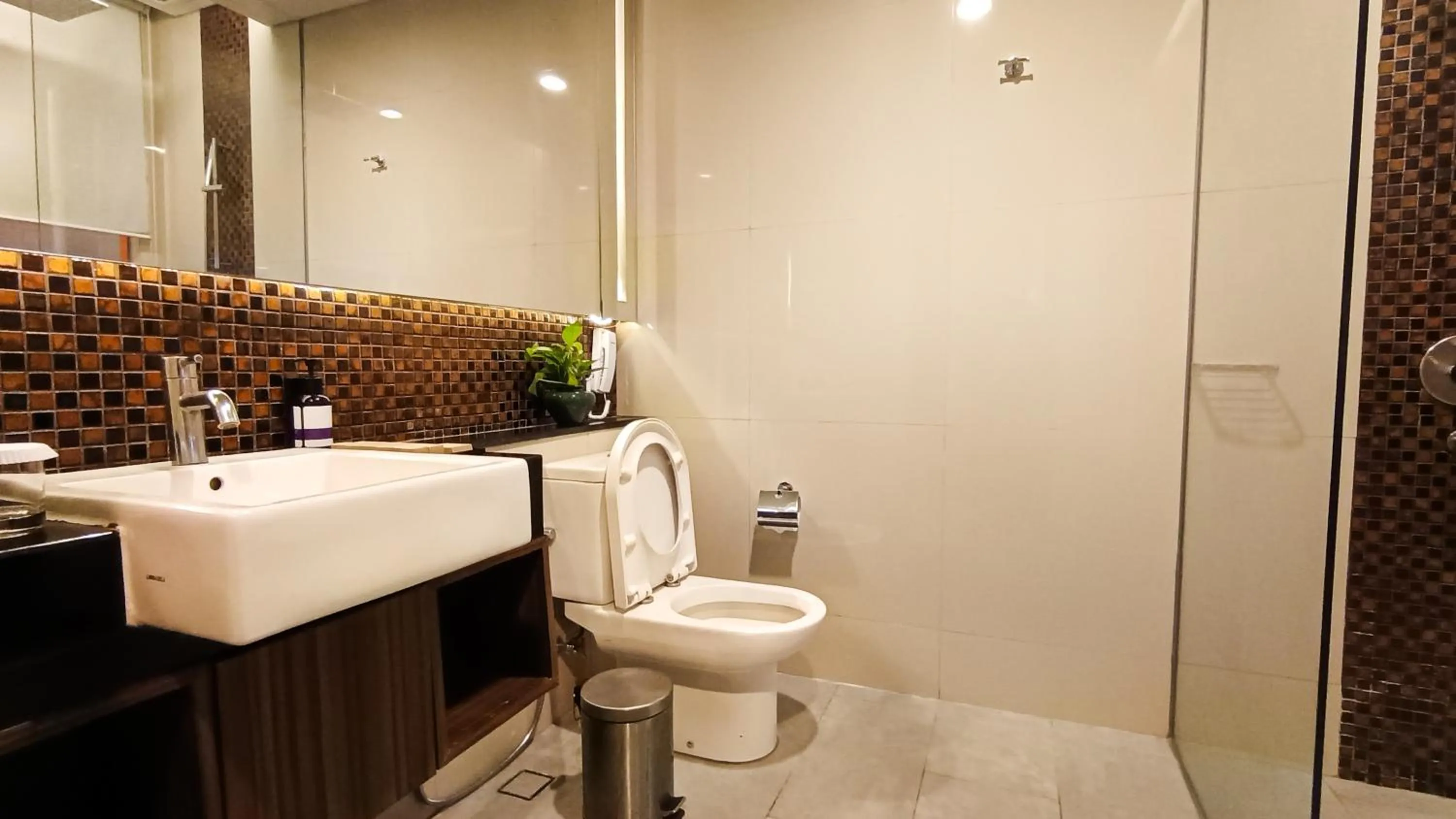 Toilet in Mercure Surabaya Grand Mirama